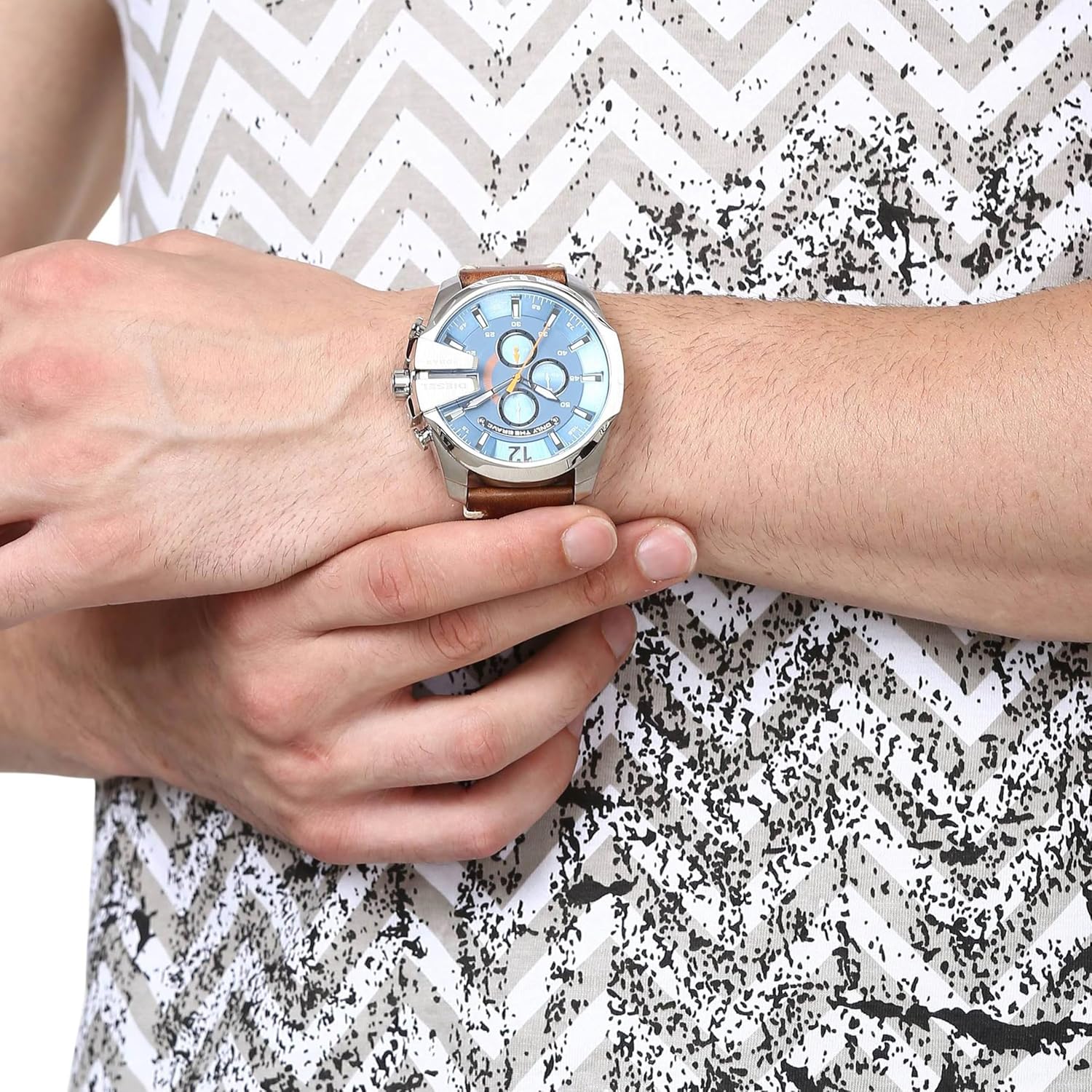 Detalle 2 de Diesel Mega Chief Series Herrenuhr – Chronograph, Edelstahlgehäuse, blaues Zifferblatt, Lederarmband