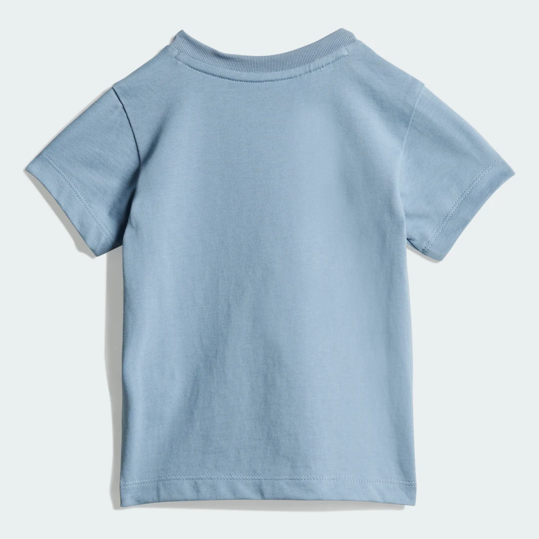 Detalle de Conjunto Adidas: camiseta y pantalón corto en color azul