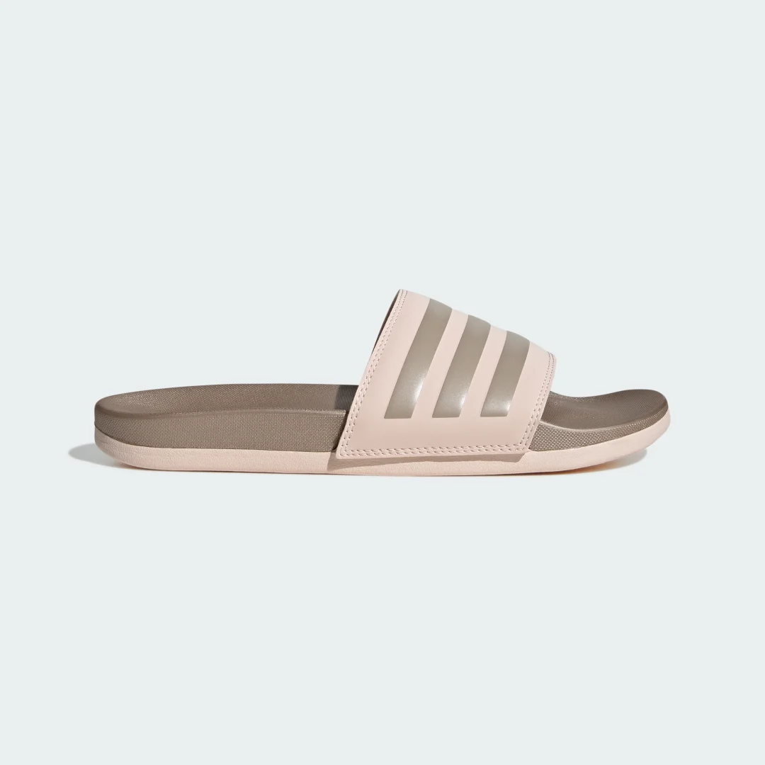 Detalle de Adilette Comfort Rosa de Adidas: chancla versátil para verano y entretiempo