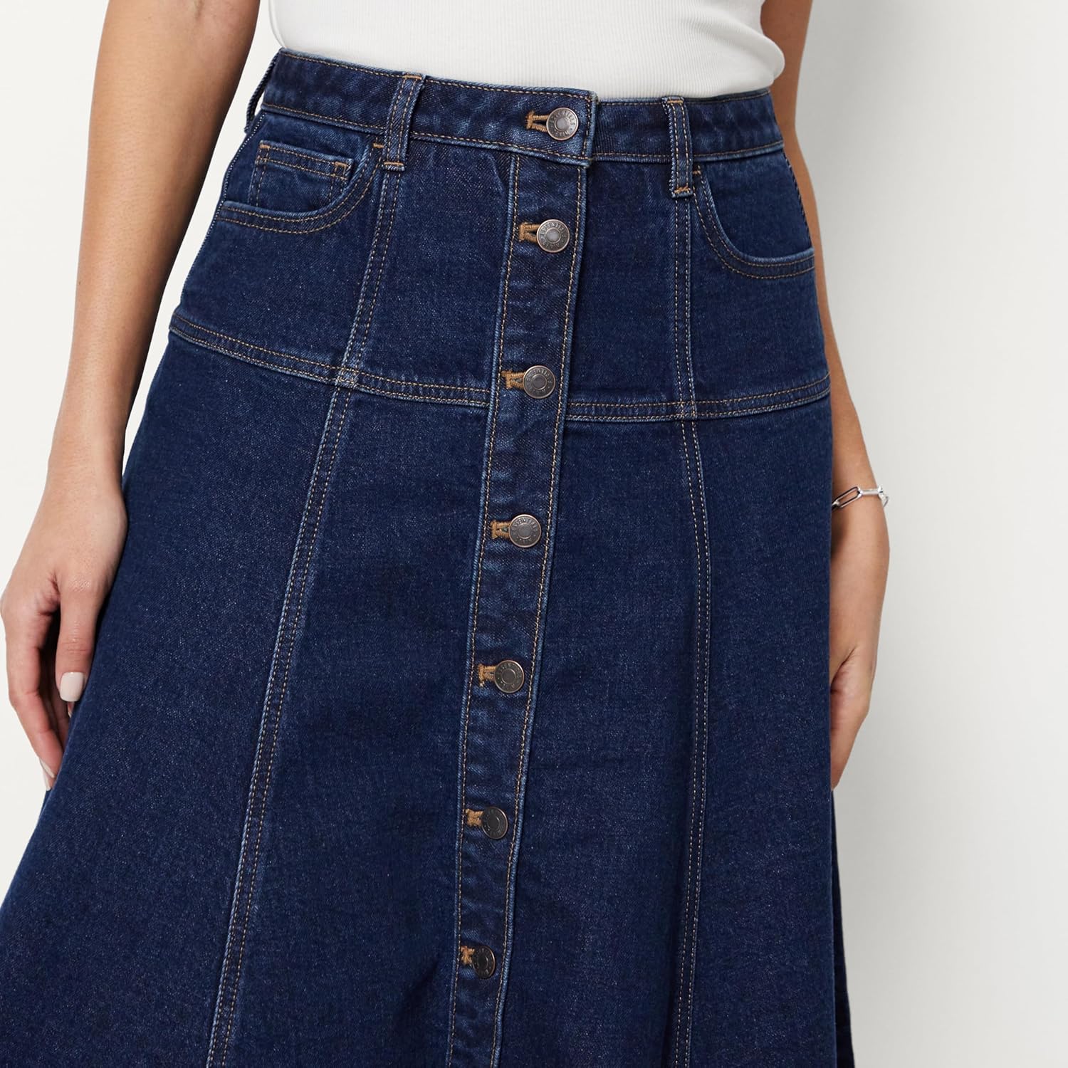 Detalle 2 de Amazon Essentials Women's A-Line High-Rise Denim Button-Down Midi Skirt