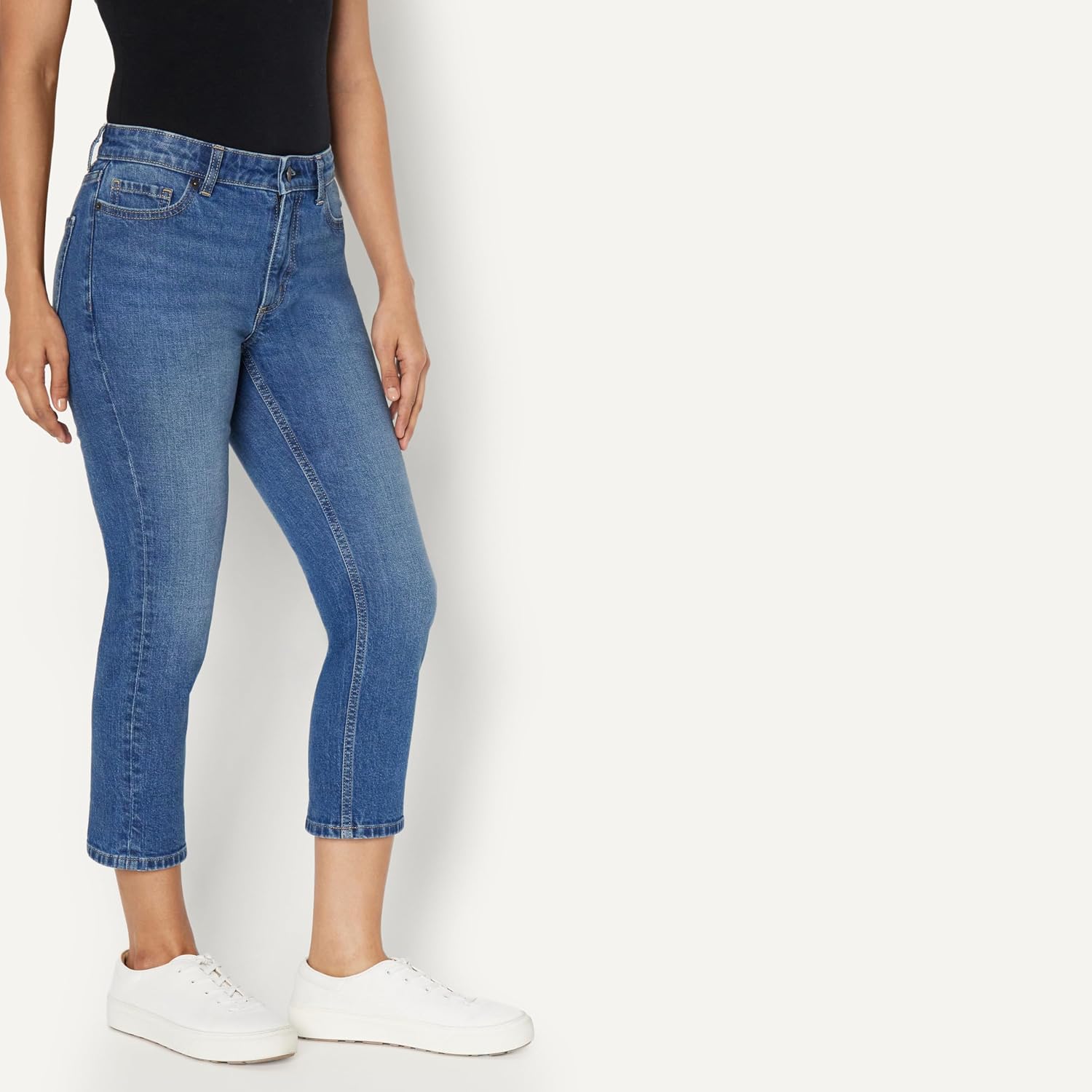 Detalle 2 de Amazon Essentials Women’s Low-Stretch Slim-Fit Mid-Rise Capri Jean