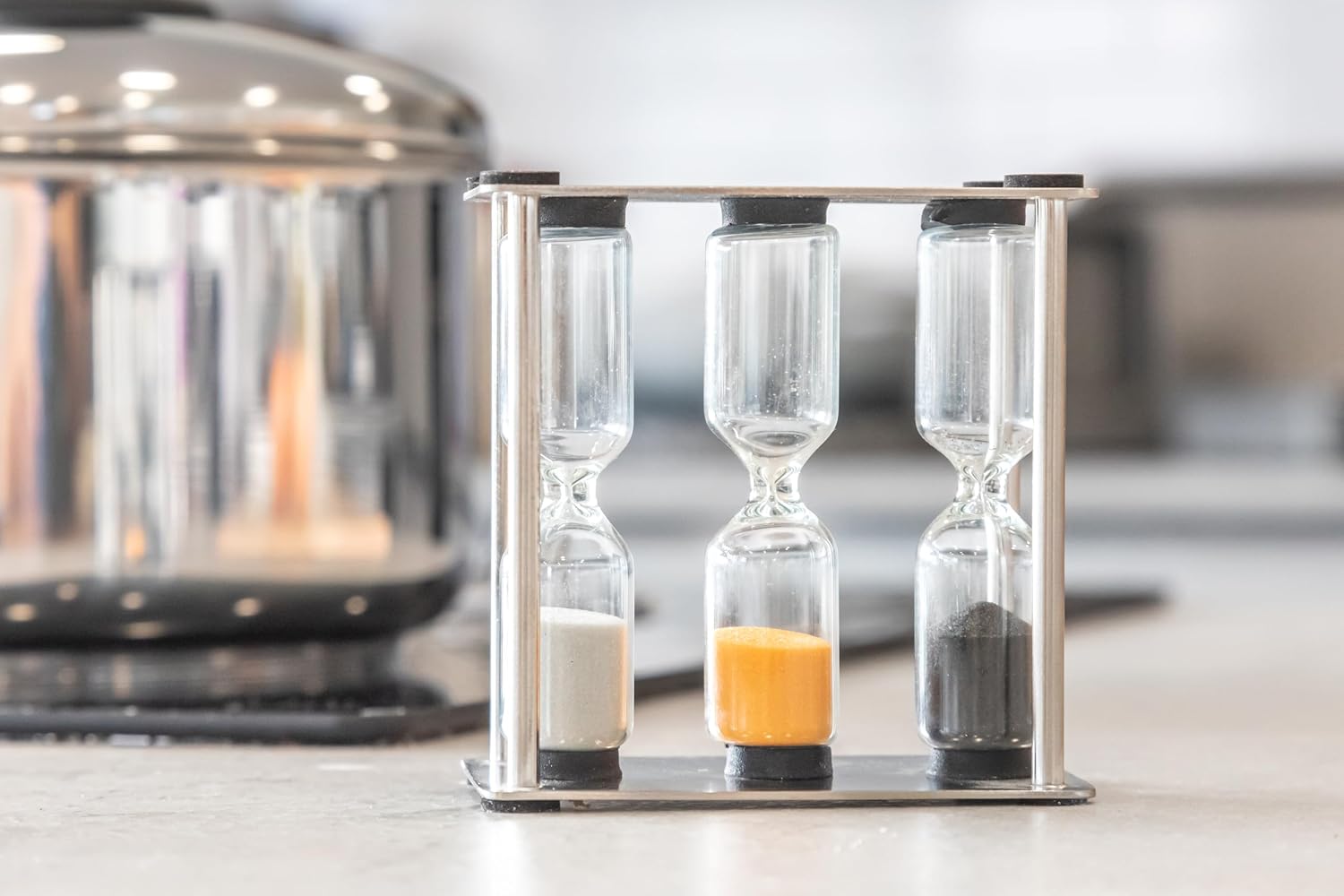 Detalle de MasterClass drievoudige eierwekker van roestvrij staal met drie zandlopers