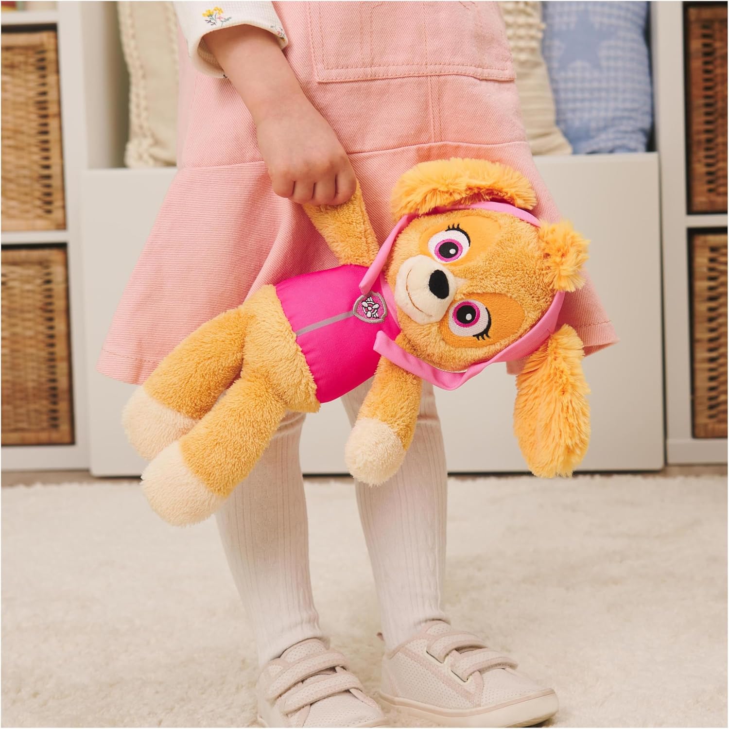 Detalle 2 de GUND PAW Patrol Schlenkerplüsch Skye (30 cm) – weicher Kuschelhund zum Mitnehmen und Spielen