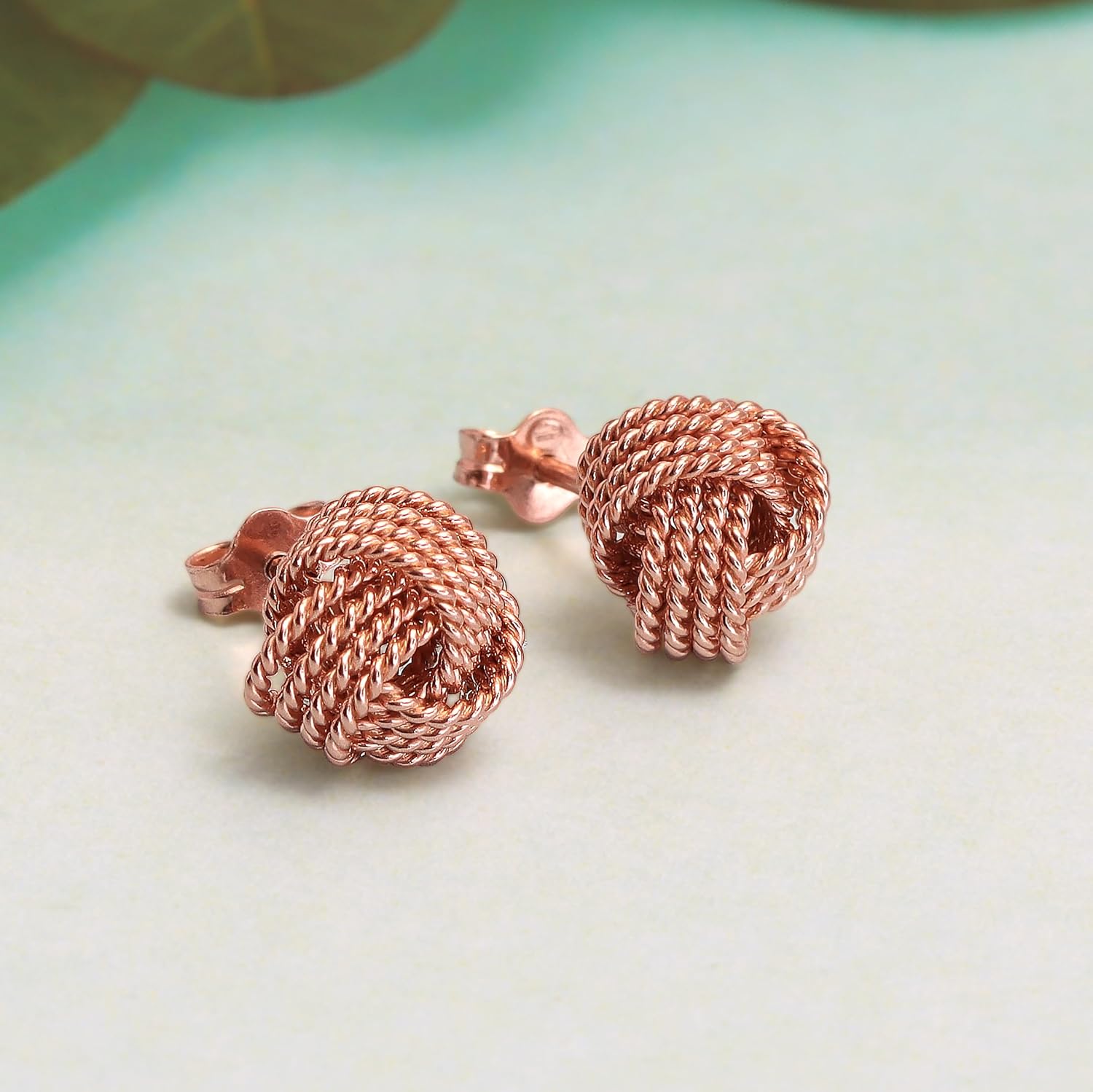 Detalle de LeCalla Love-Knoten Ohrringe aus 925 Sterling Silber – zarte, leicht verdrehte Knotenform