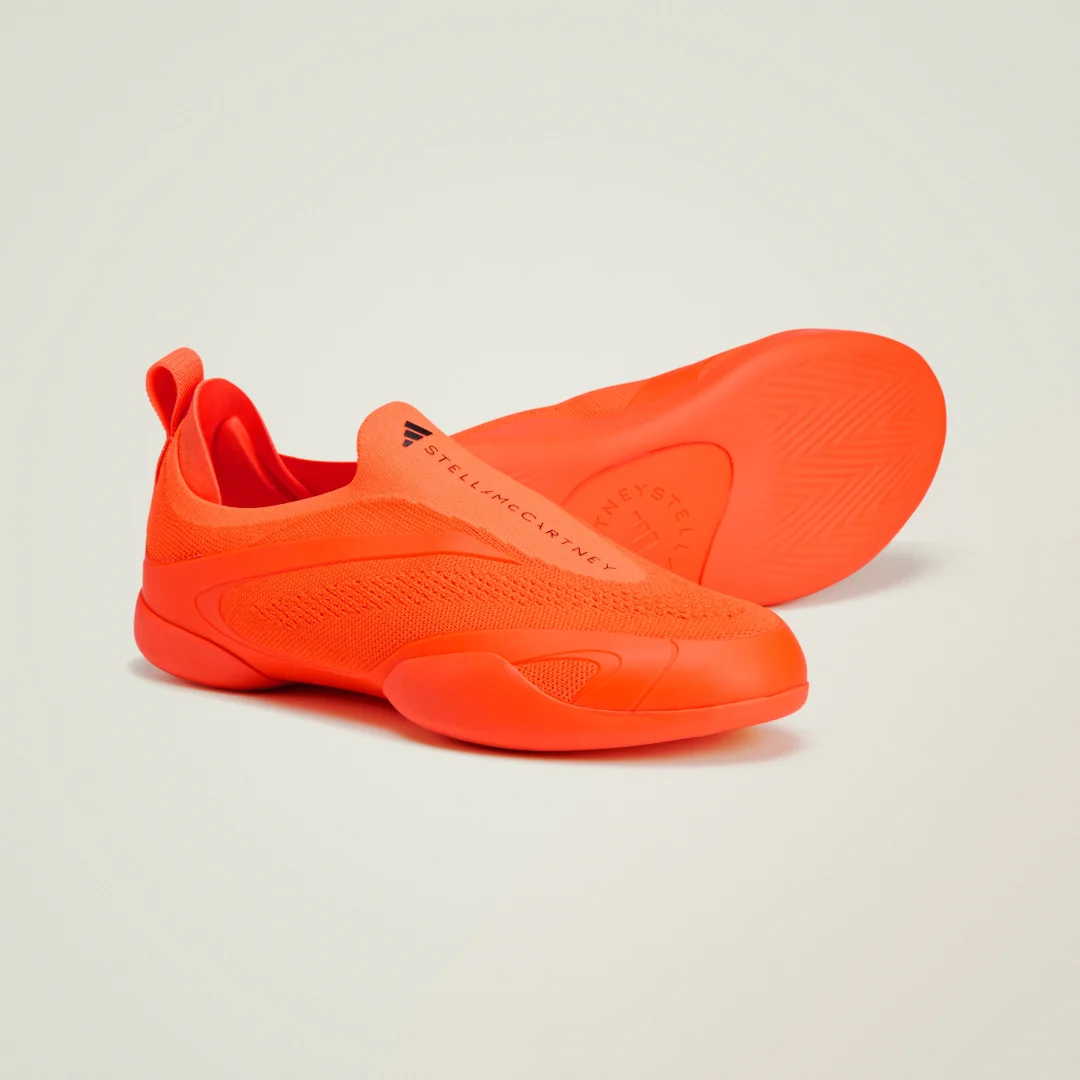 Detalle de Zapatilla de taekwondo adidas By Stella McCartney - naranja