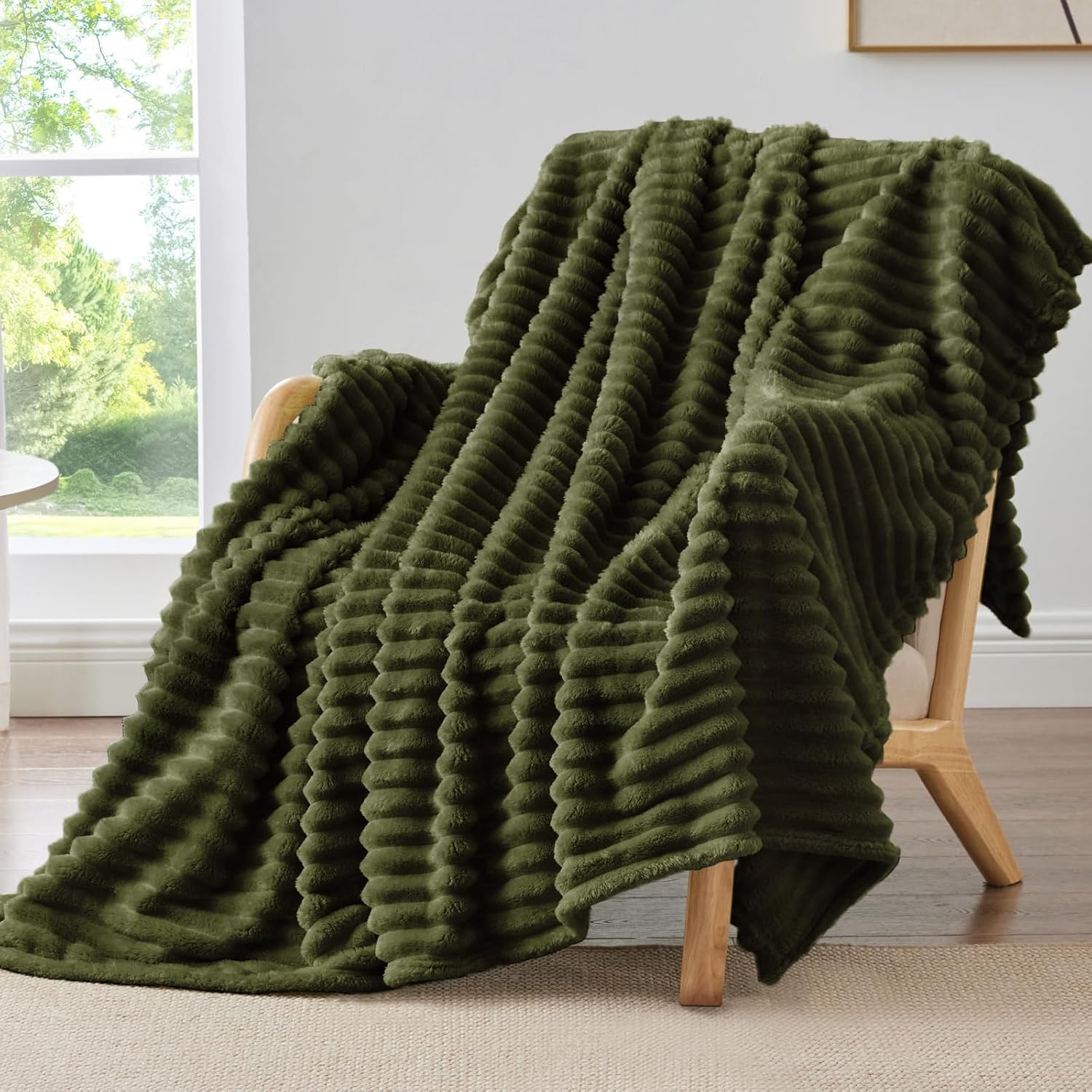 Detalle de BEDELITE Fleece Throw Blanket for Couch – 300GSM Soft & Warm Olive Green Stripe