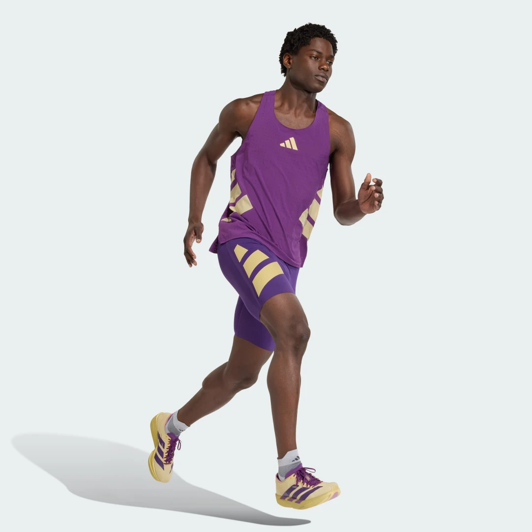 Detalle de Camiseta sin mangas Adizero Road to Records de Adidas – ligera, violeta y pensada para entrenar
