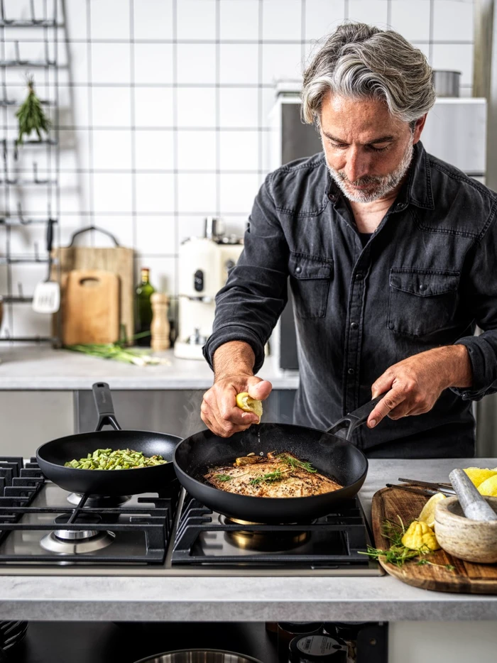 Thumbnail 3 de KitchenAid Classic Forged Bratpfannenset (24 + 28 cm) – 2-teiliges Set mit Keramik-Antihaft