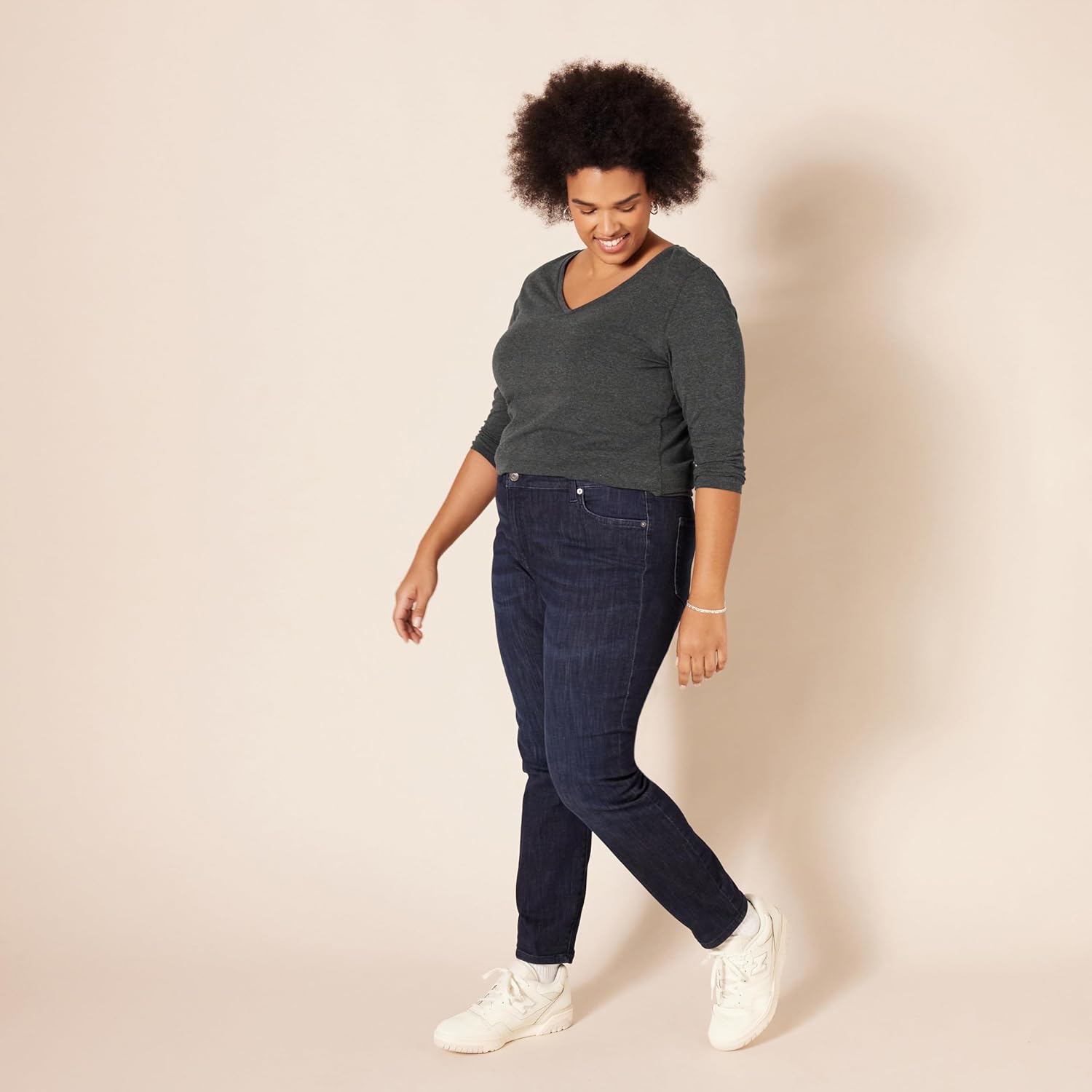 Thumbnail 6 de Amazon Essentials Damen Regular-Fit T-Shirt mit 3/4-Ärmeln und V-Ausschnitt (bis Übergröße verfügbar)