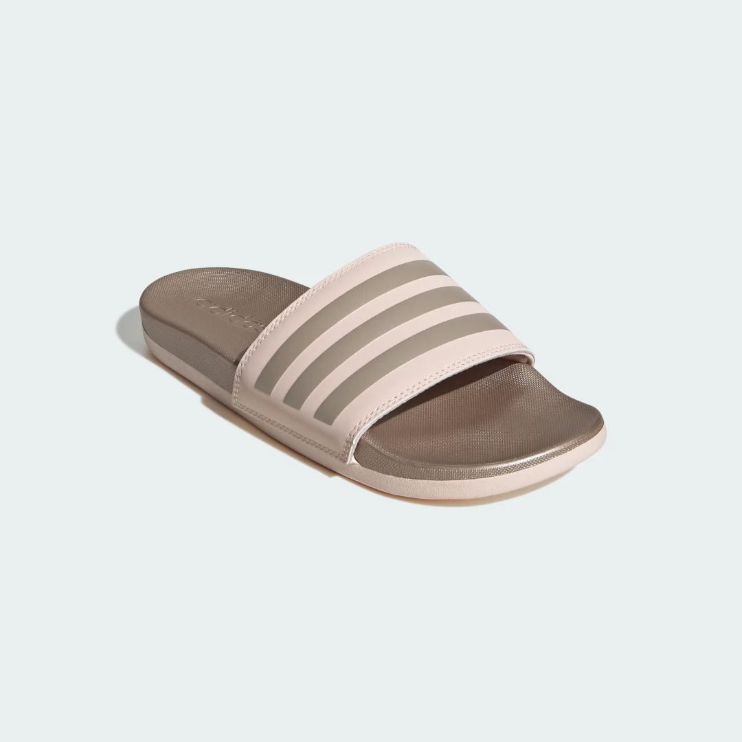 Detalle 2 de Adilette Comfort Rosa de Adidas: chancla versátil para verano y entretiempo