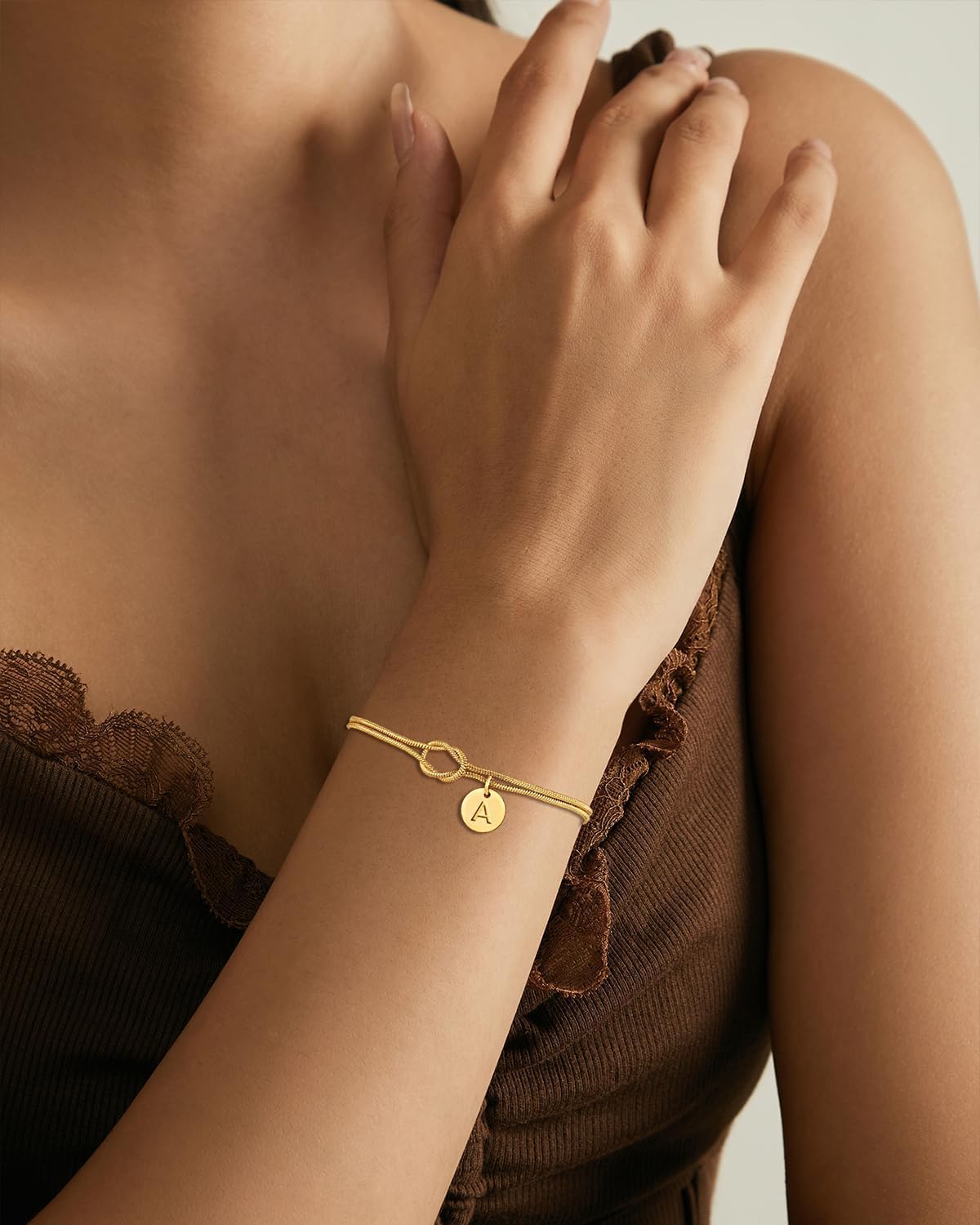 Detalle 2 de HAYOUWAY Buchstabenarmband Gold 14K, Gold