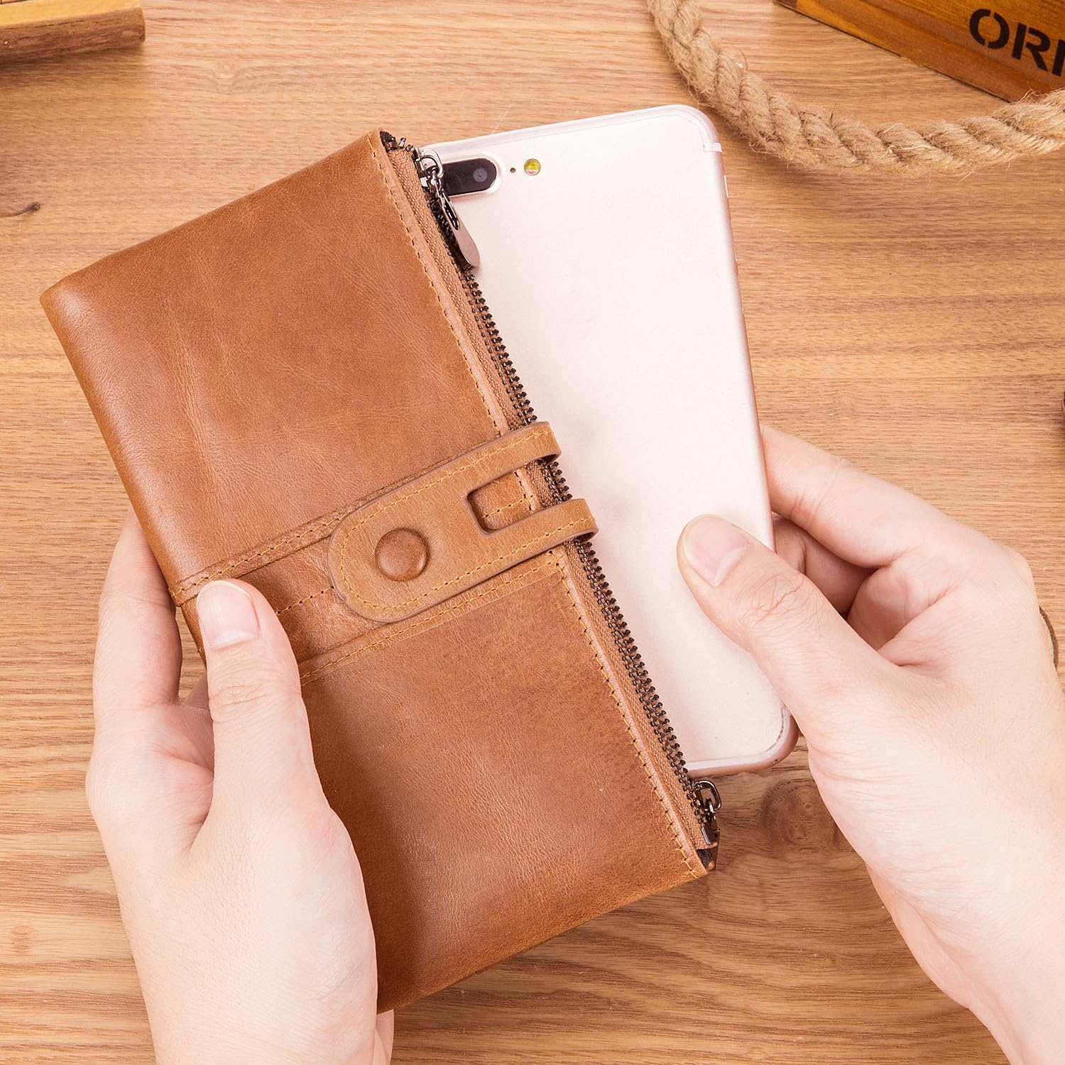 Detalle 2 de Roulens Genuine Leather women’s slim zip bifold clutch wallet with RFID blocking