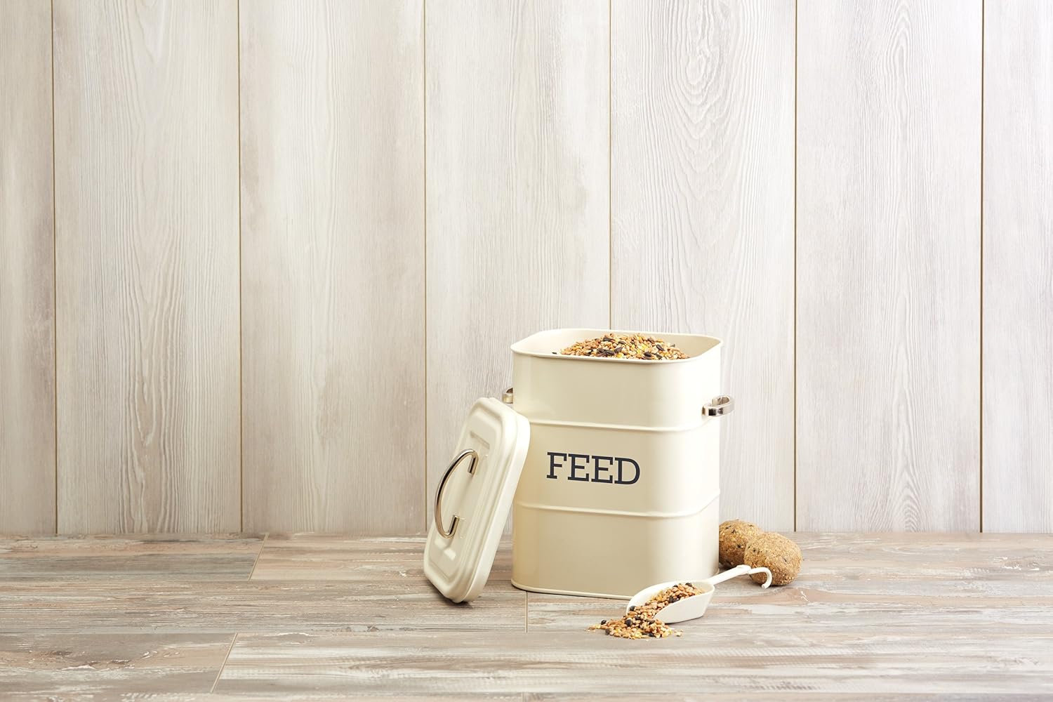 Detalle 2 de KitchenCraft Living Nostalgia Feed Tin with Metal Scoop – Cream