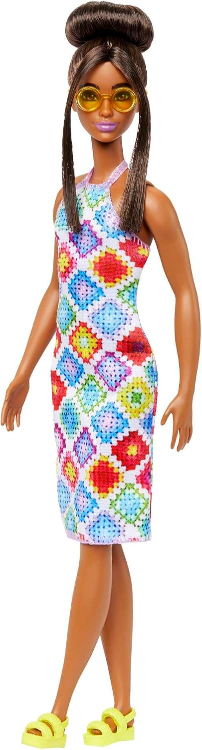 Detalle de Barbie Fashionistas #210 HJT07 Doll with Crocheted Dress and Yellow Sandals