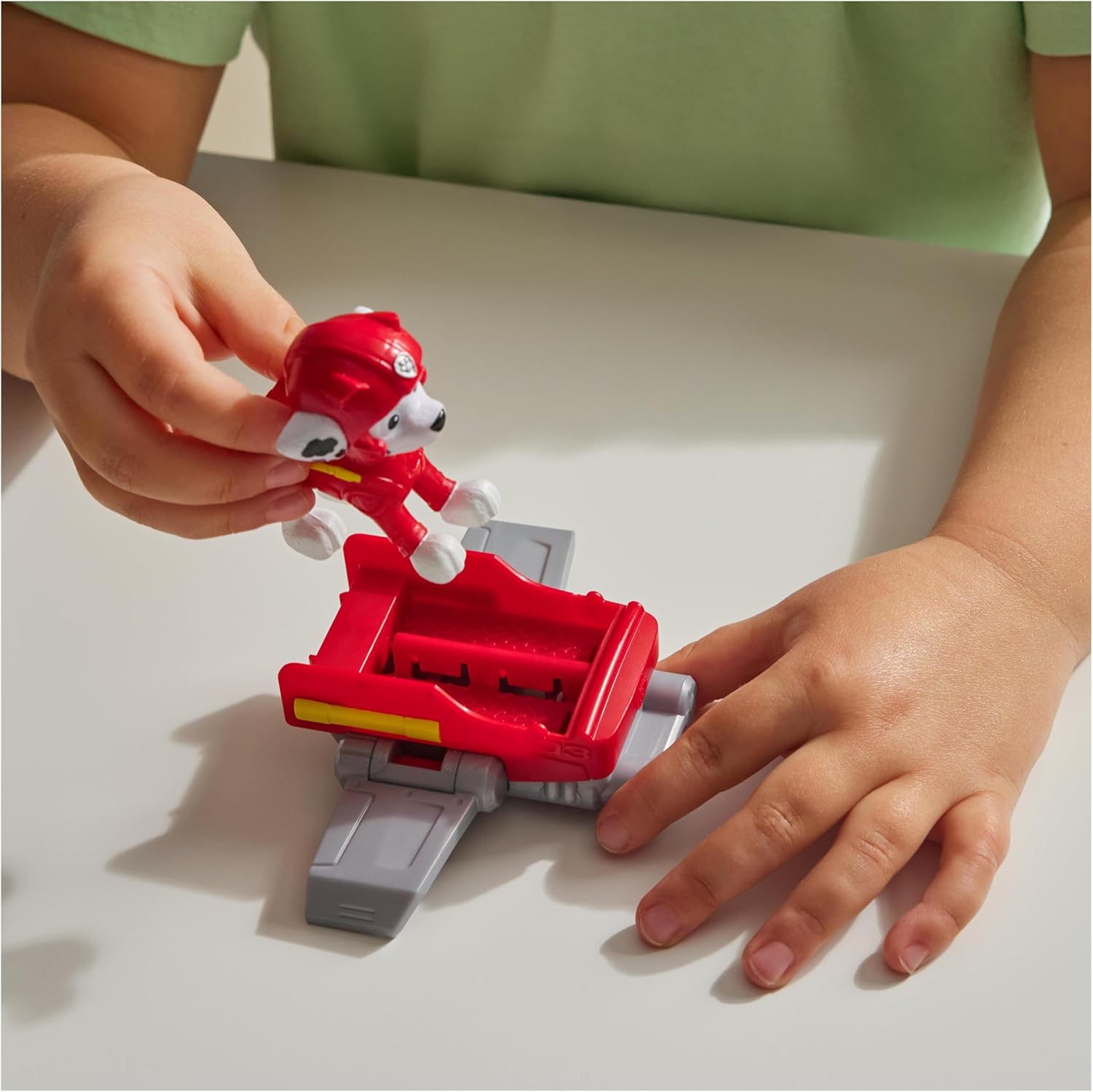 Detalle 2 de PAW Patrol Marshall Action Pup Spielfigur mit Mini-Rettungsflugzeug und ausklappbaren Flügeln (ab 3 Jahren)
