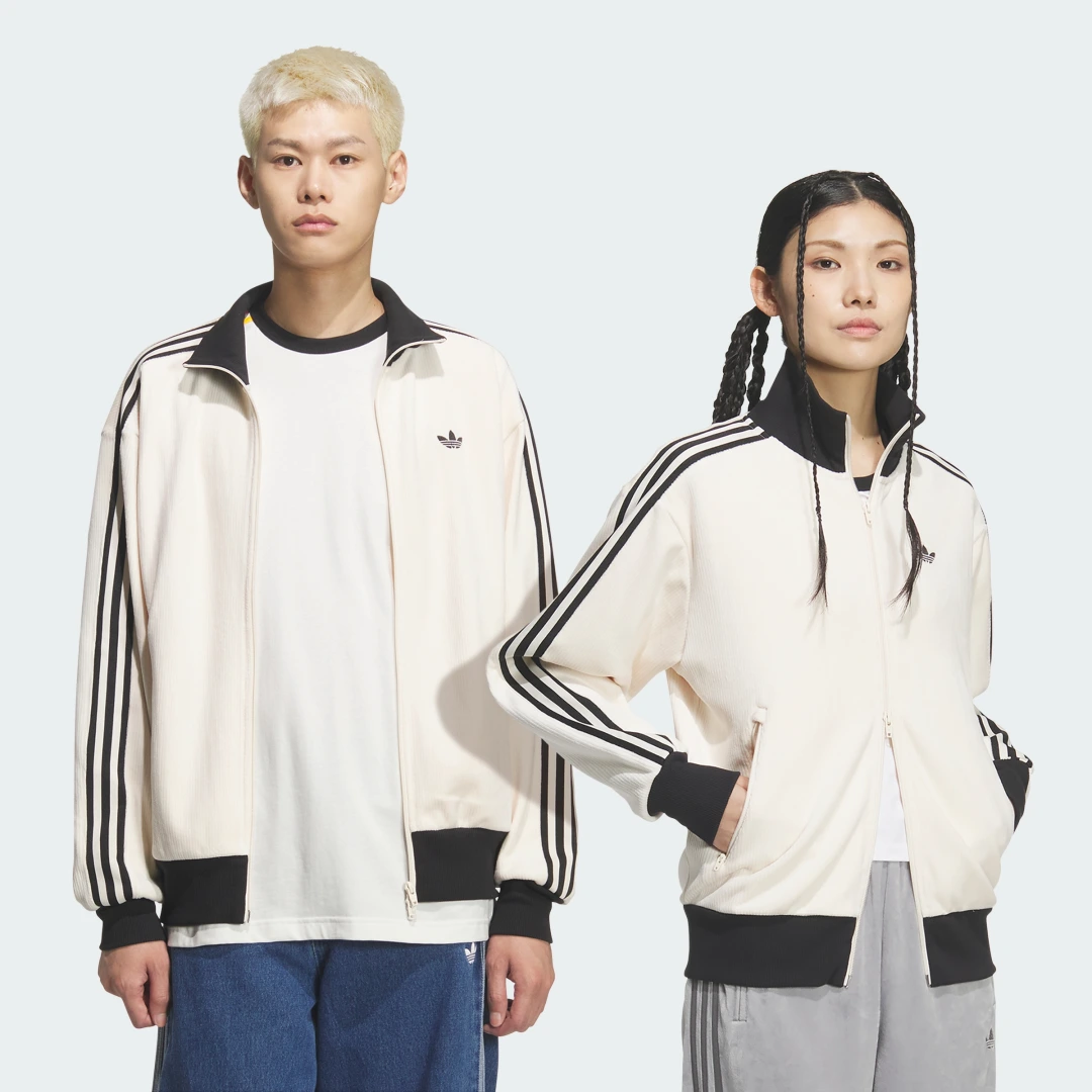 Detalle de VELOUR CLASSIC TRACK TOP de Adidas — camiseta técnica blanca para looks casuales y sporty
