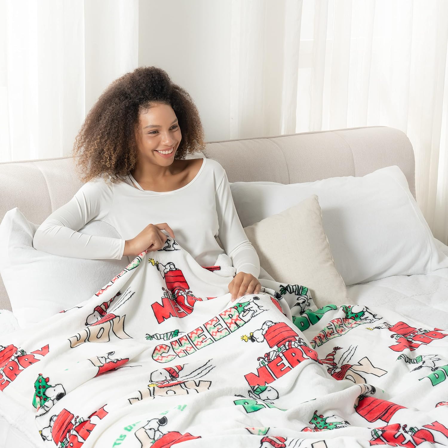 Detalle 2 de Berkshire Blanket Peanuts VelvetLoft Snoopy Throw 55×70 in 🛋