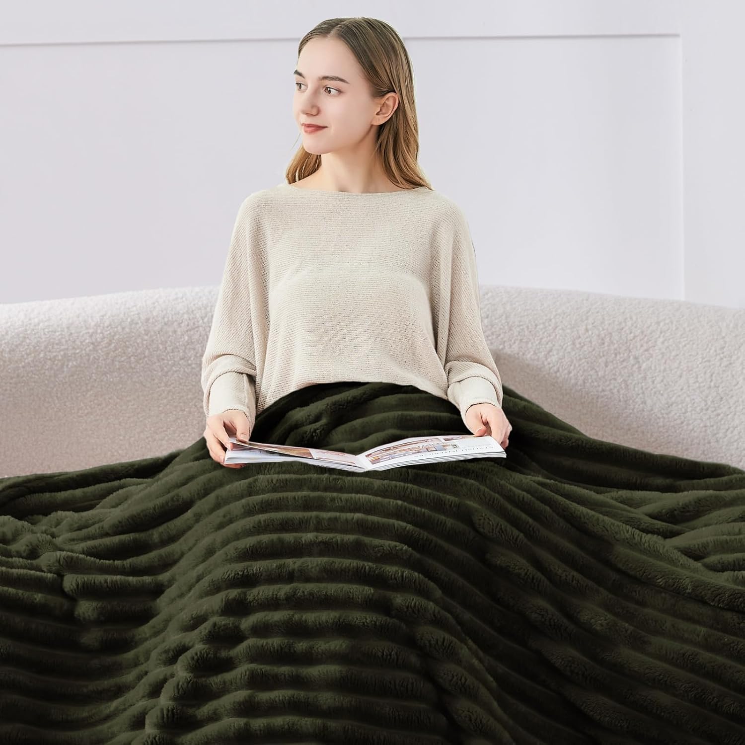 Detalle de BEDELITE Fleece Throw Blanket for Couch – 300GSM Soft & Warm Olive Green Stripe