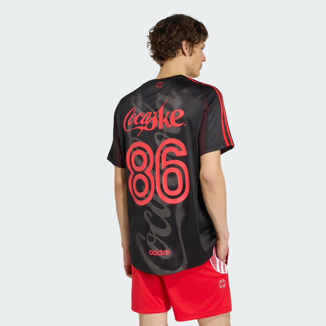 Detalle 2 de Camiseta adidas x Coca-Cola Teamgeist 26 – Negro