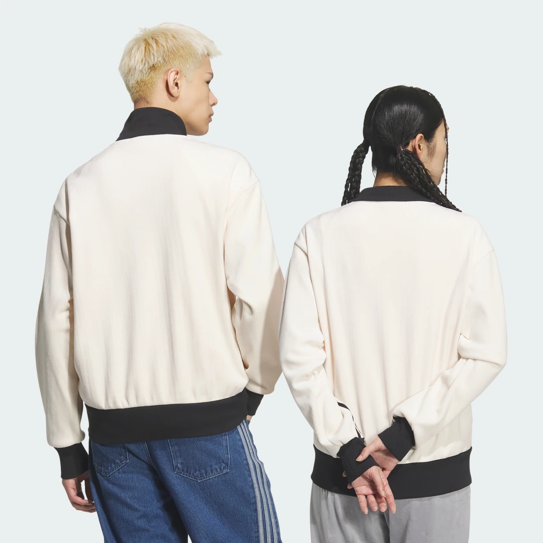 Detalle 2 de VELOUR CLASSIC TRACK TOP de Adidas — camiseta técnica blanca para looks casuales y sporty