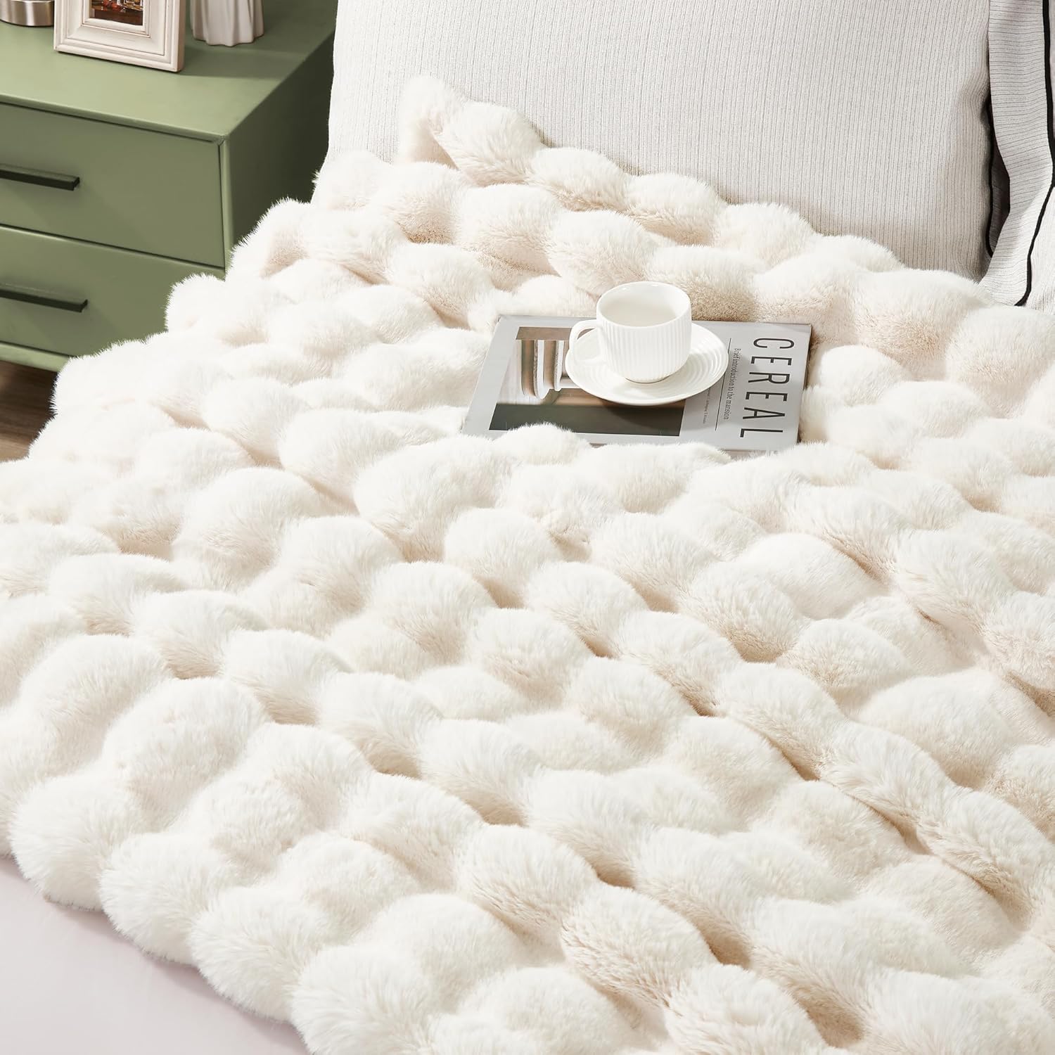 Thumbnail 4 de JONIYEAR Soft Fuzzy Bubble Faux Rabbit Fur Blanket 50"