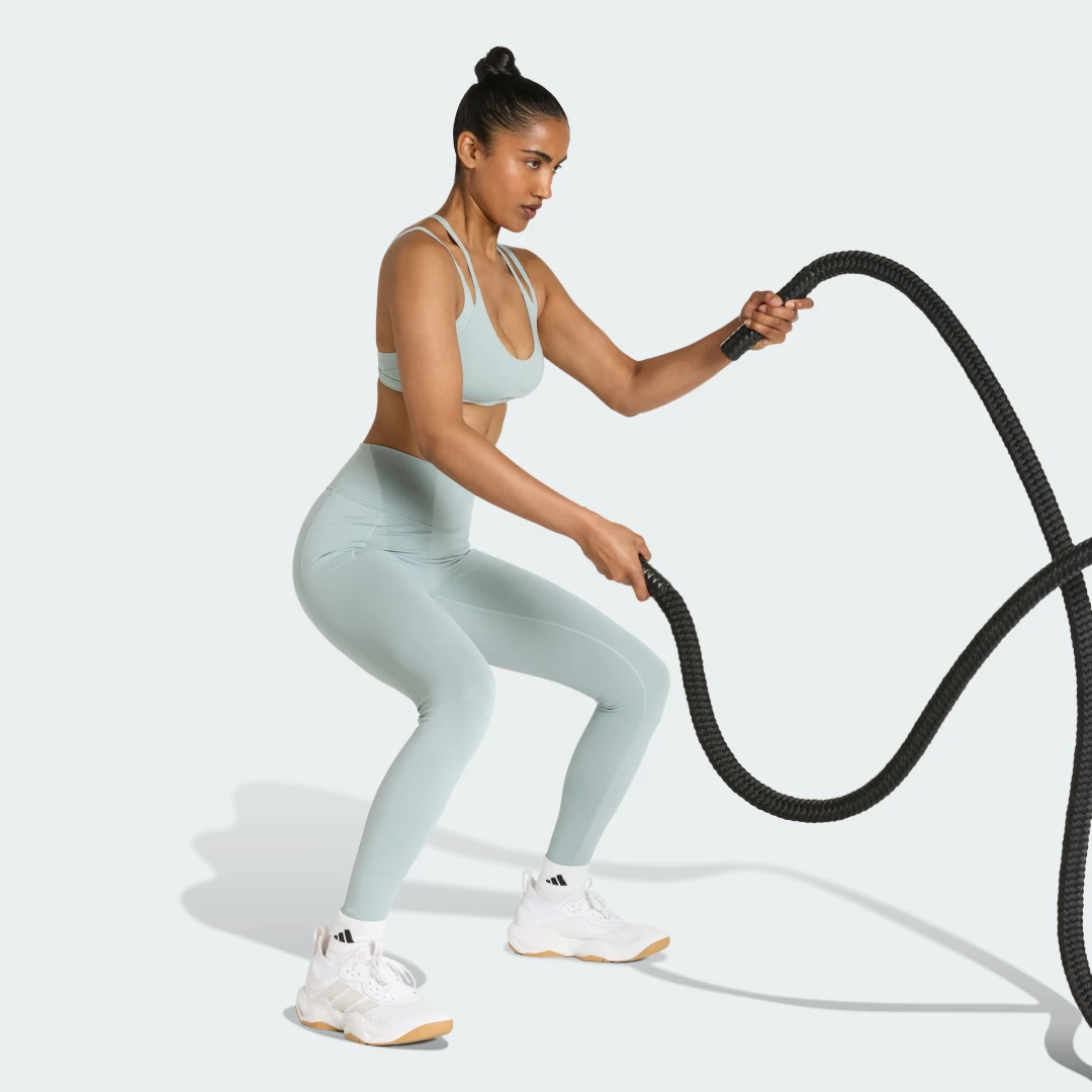 Detalle de Sujetador de entrenamiento Optime con tirantes finos de Adidas – soporte ligero, pensado para poco impacto