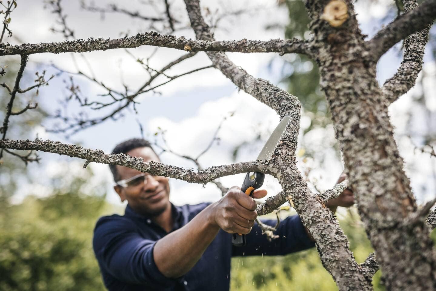 Detalle de Fiskars Plus Klappsäge SW69 21 cm – Vielseitige Klappsäge für dicke Stämme und Äste