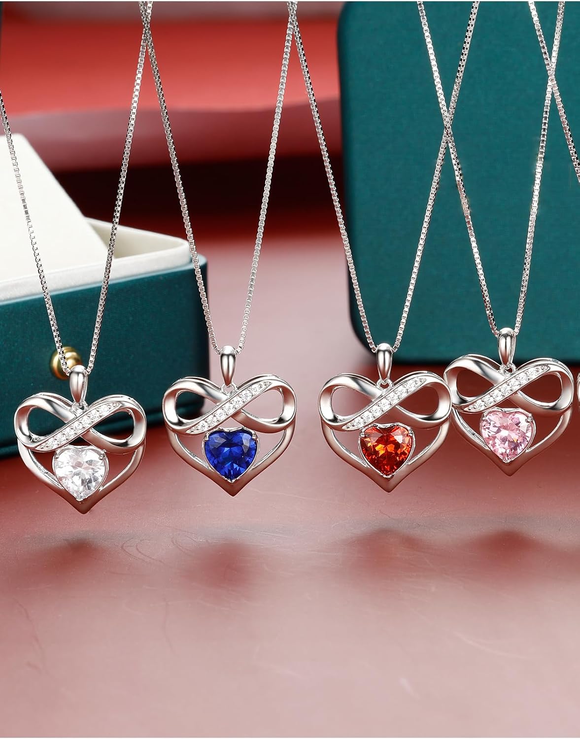 Detalle de Collana con ciondolo a forma di cuore infinito in argento Sterling di NONNYLLEI
