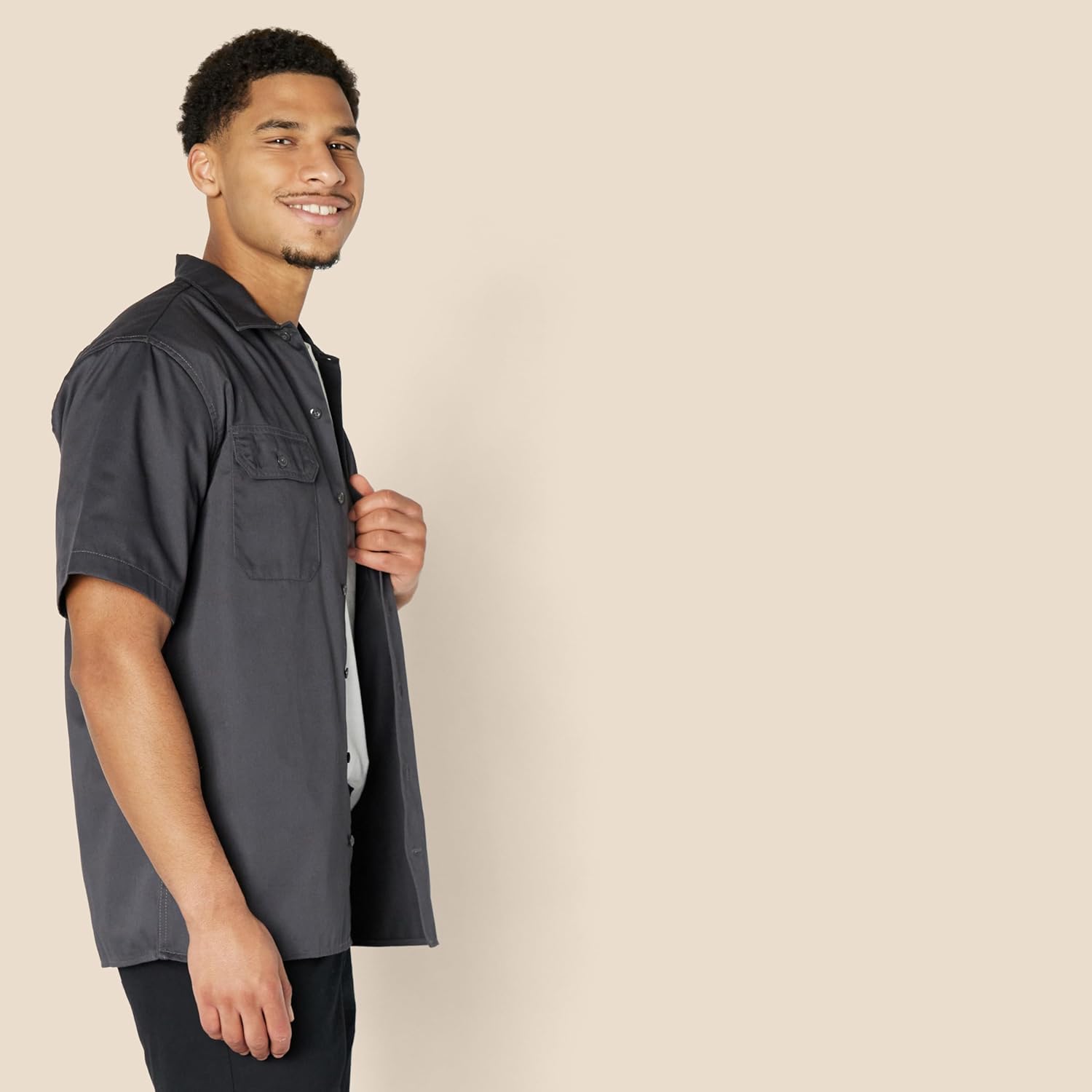 Thumbnail 2 de Amazon Essentials Herren Arbeitshemd mit kurzen Ärmeln – fleckenresistent, knitterfest