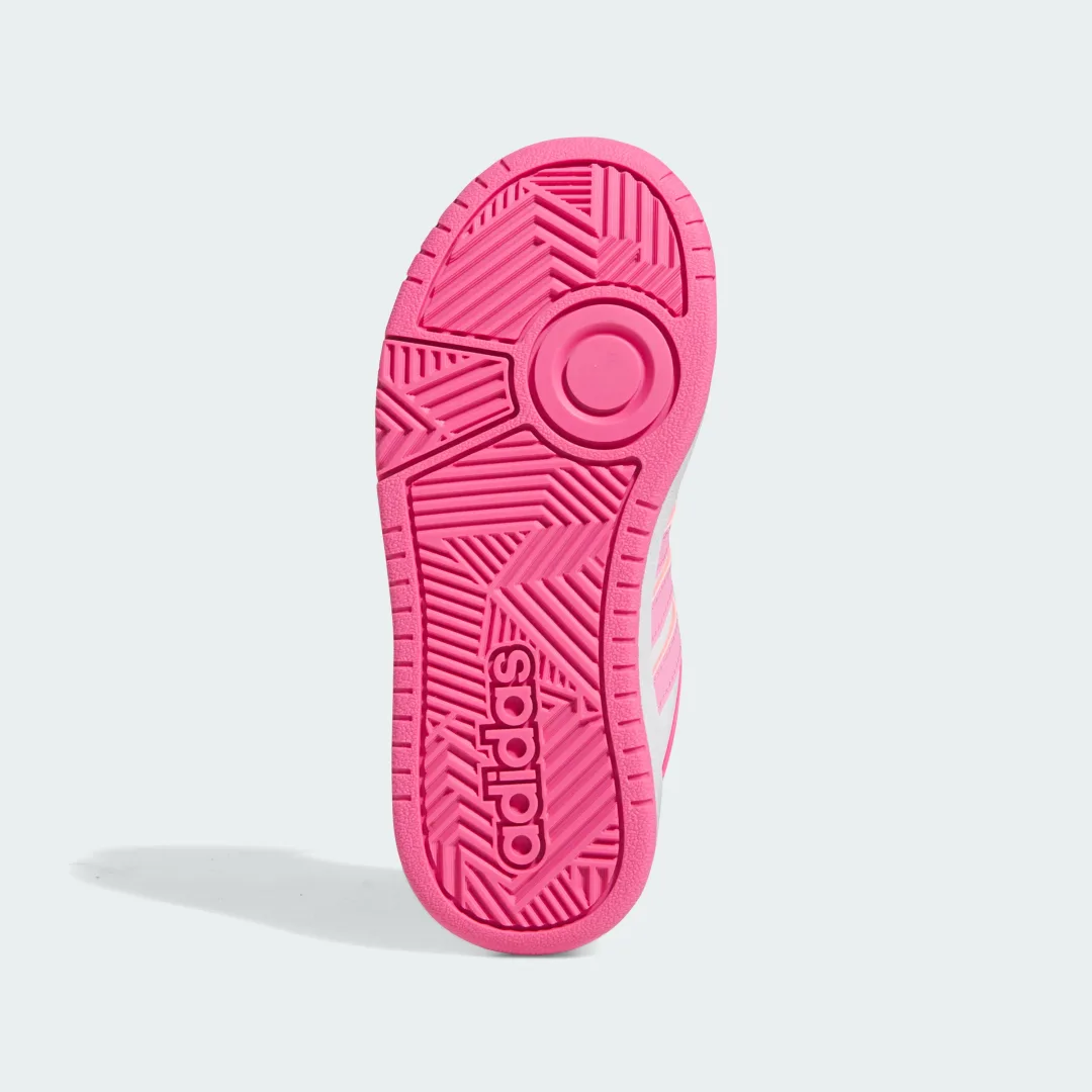 Detalle de Zapatilla Hoops de Adidas: estilo clásico en blanco para el día a día