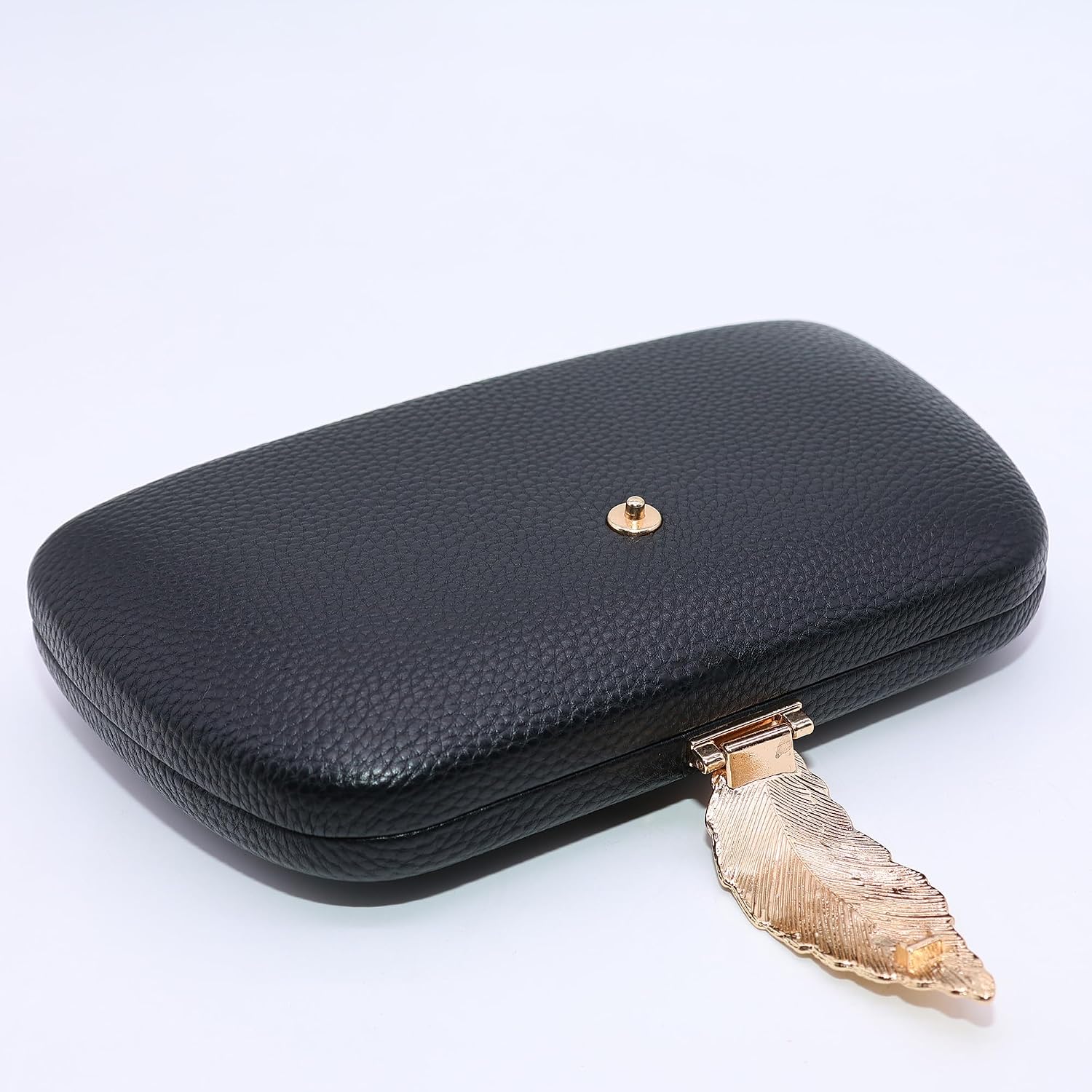 Detalle de Milisente suede clutch bag with metallic clasp closure and gold shoulder chain
