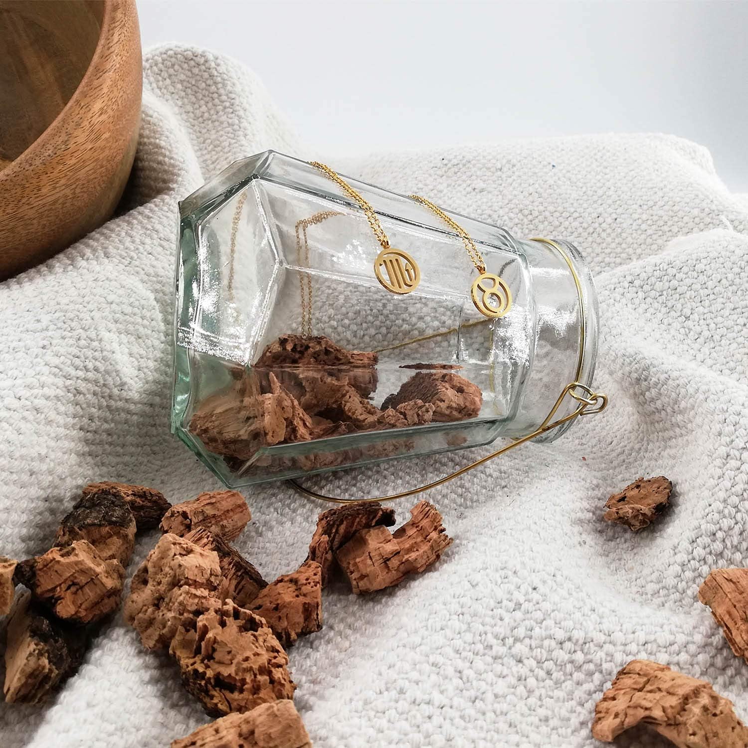 Detalle de Collana Morella da donna in acciaio inox oro con ciondolo segno zodiacale, in sacchetto di velluto