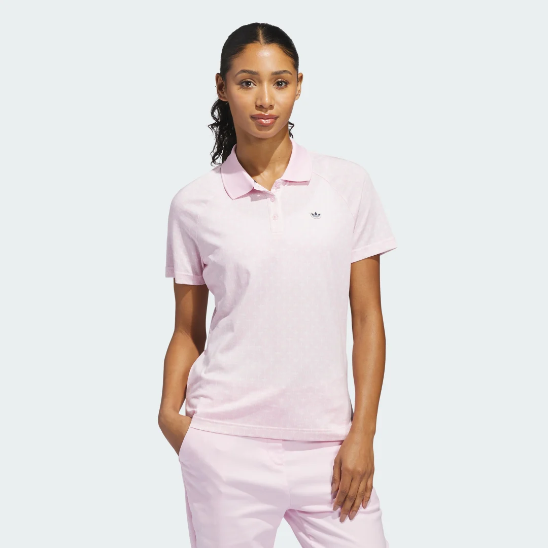 Detalle de Polo trébol Originals All Over de Adidas (rosa) – estilo casual con identidad de la marca