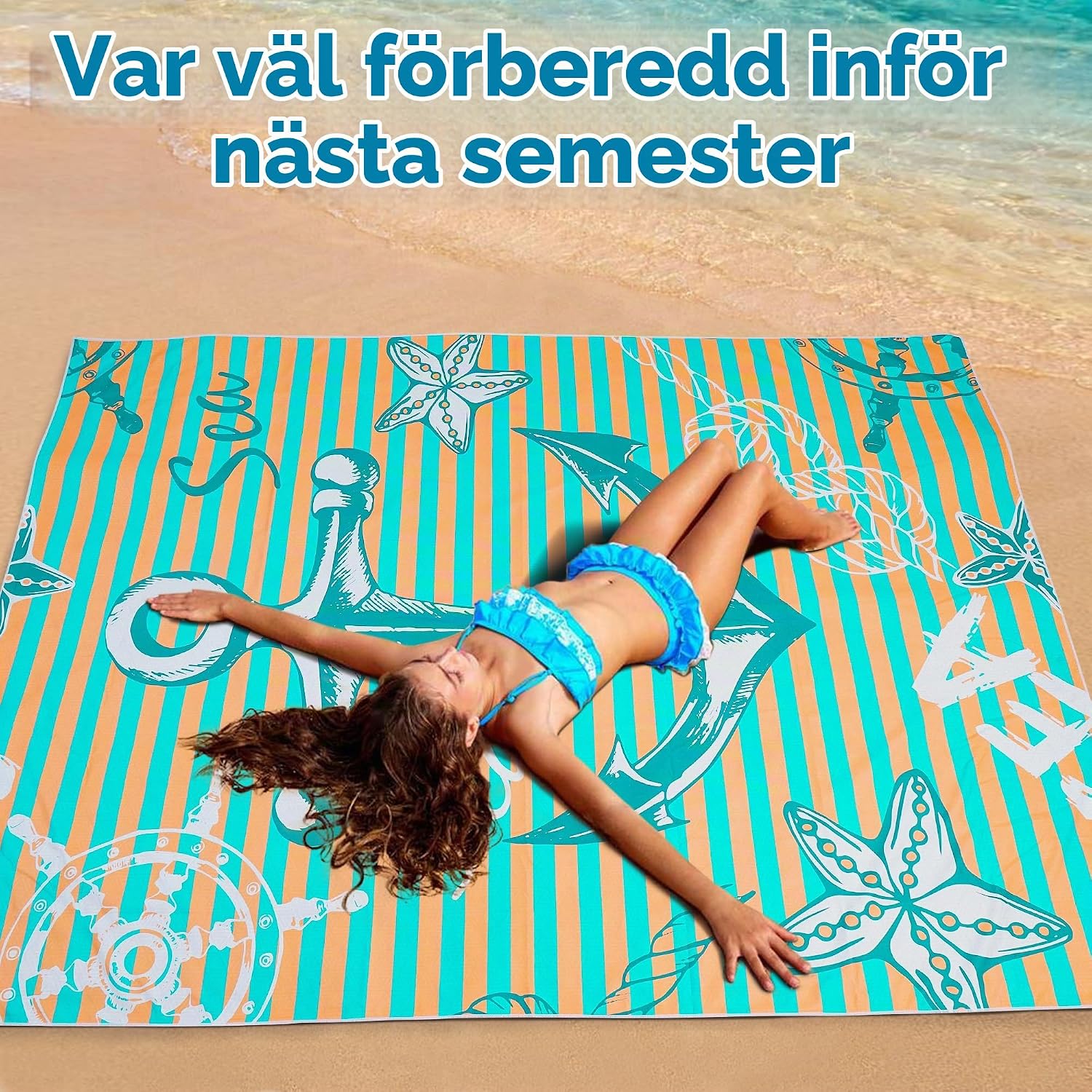 Detalle de KUOGAS strandhandduk i mikrofiber med grönt ankartryck, snabbtorkande och sandavvisande