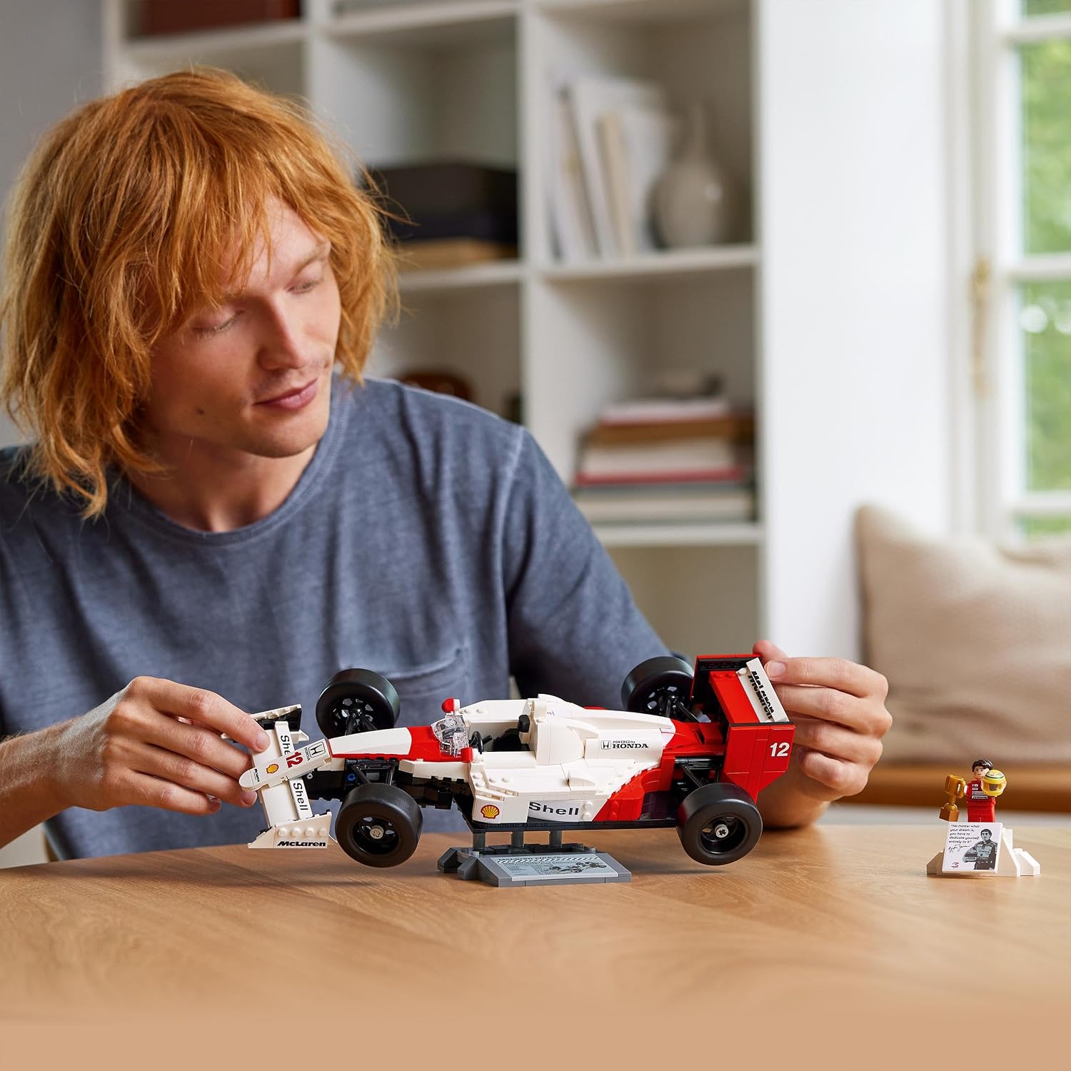 Thumbnail 6 de LEGO Icons McLaren MP4/4 & Ayrton Senna Modellauto Set 10330 – Detailreiche Bauidee für Erwachsene