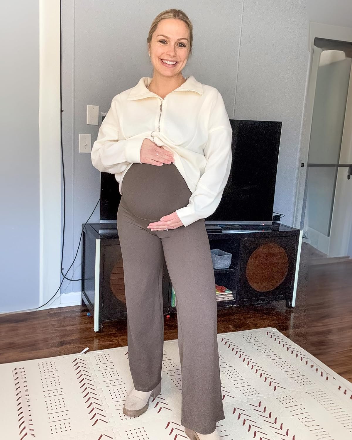 Detalle 2 de G4Free Maternity Yoga Pants in a Lycra Blend