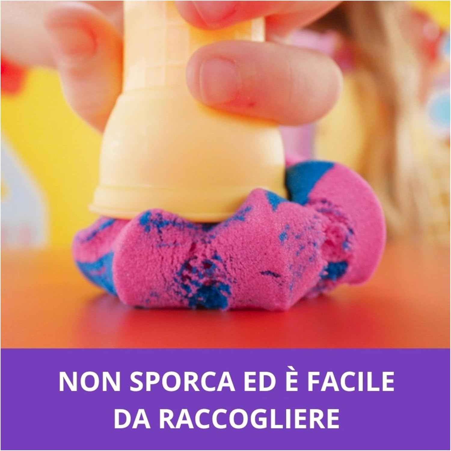 Detalle de Kinetic Sand Gelateria Colorata 396 g con sabbia blu, rosa e bianca, 2 coni e strumenti decorazione (3+ anni)