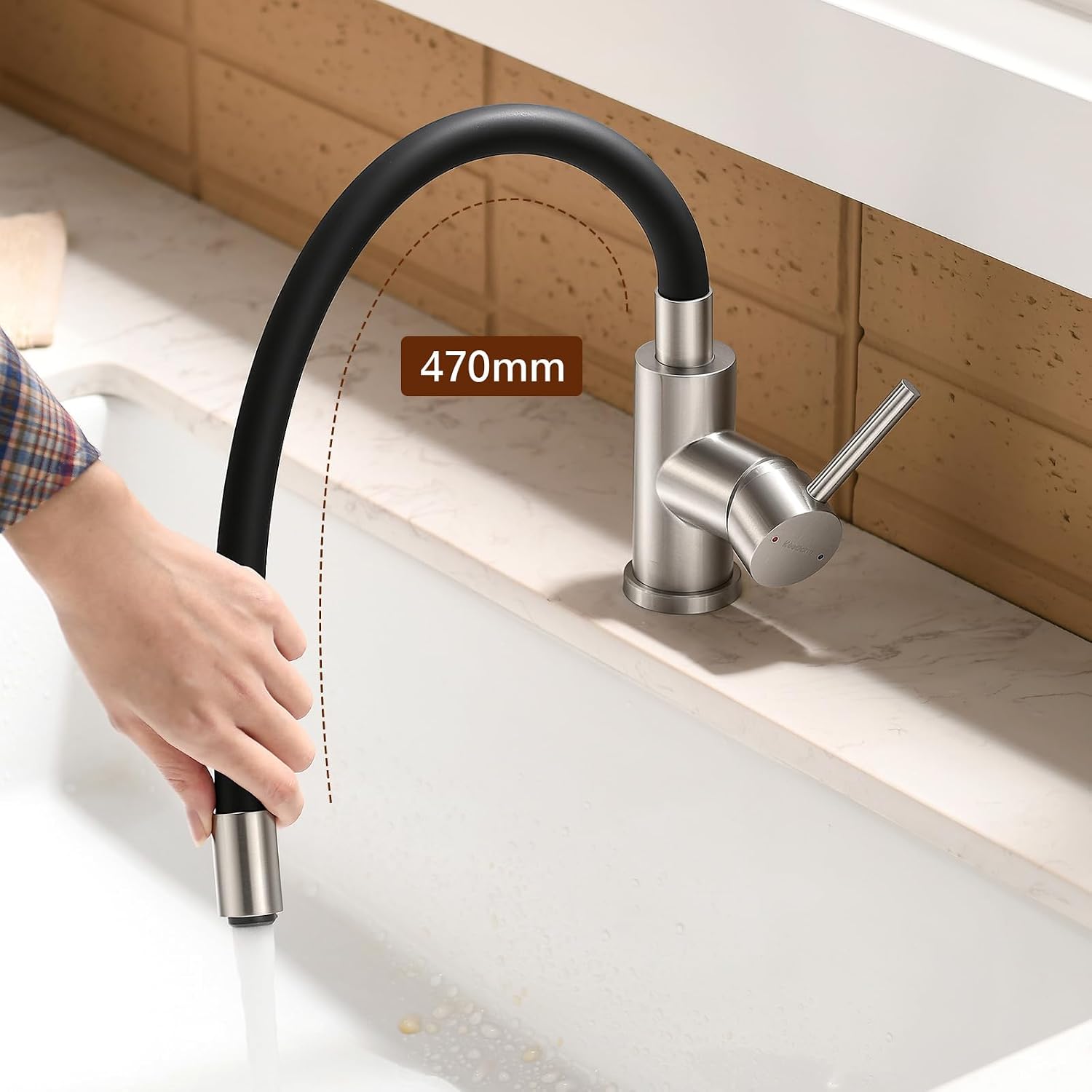 Detalle de KeeGone KGKF013AS1-EU keukenkraan met flexibele handdouche, chroom en 360° draaibaar