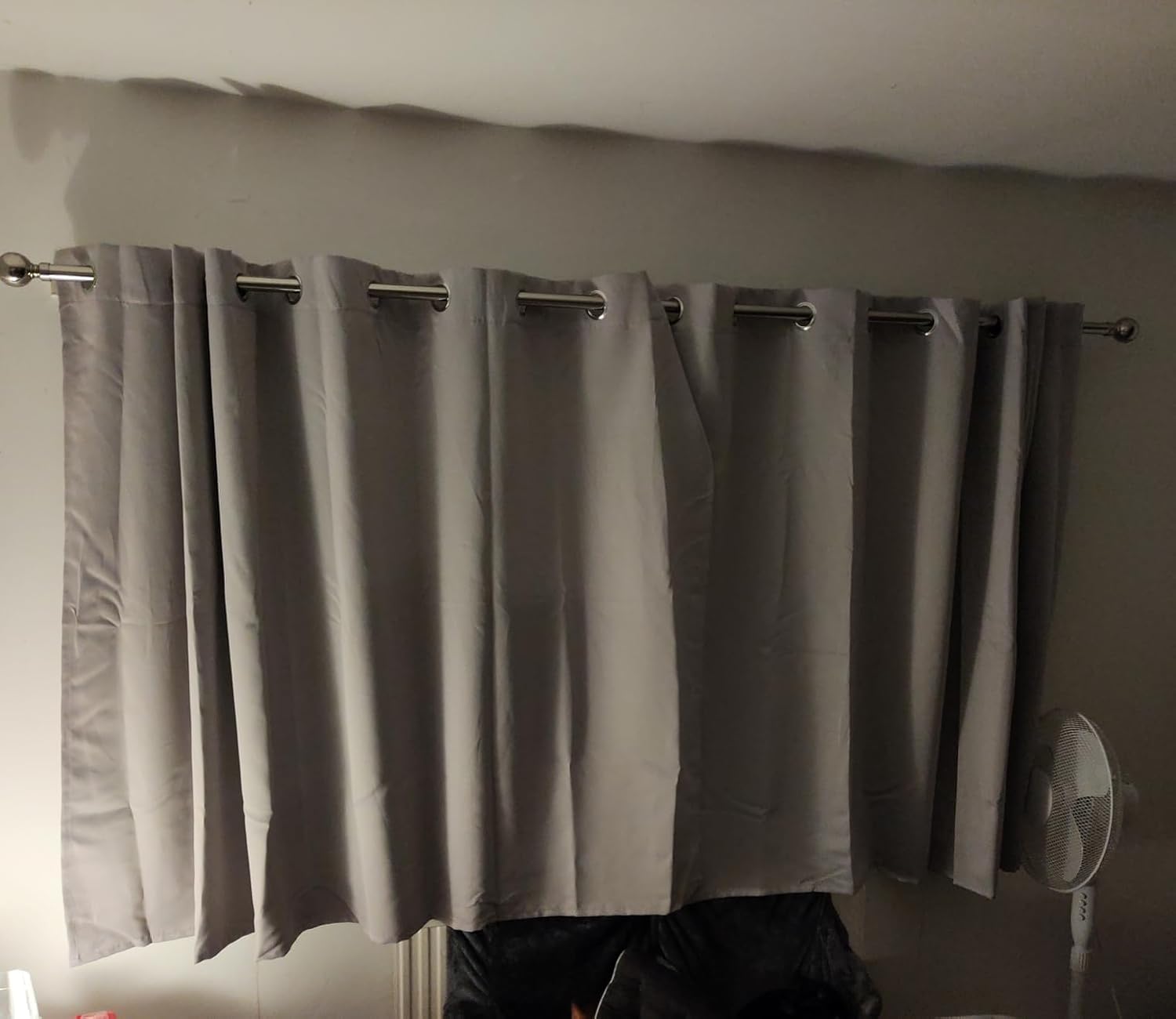 Detalle de Thermal Insulated Blackout Ring Top Eyelet Curtains (Silver Grey) — 2 Panels, 46 x 72 Inches