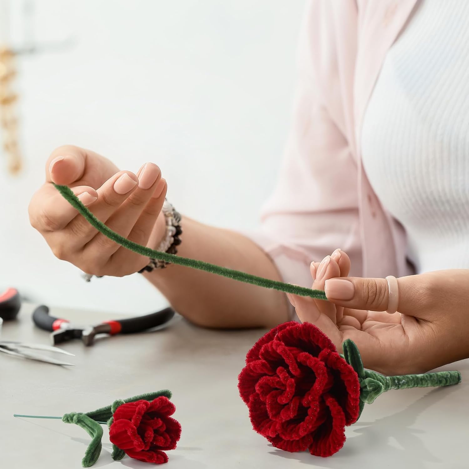 Thumbnail 6 de FINEVERNEK pysselset med piprensare för blombuketter, band och pärlor