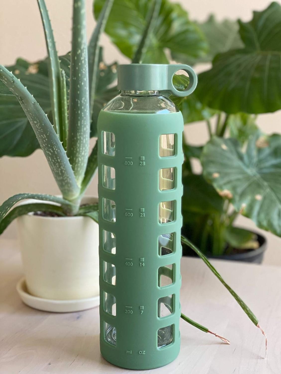 Detalle de purifyou 32oz Shale Green Borosilicate Glass Water Bottle with Time & Volume Markers