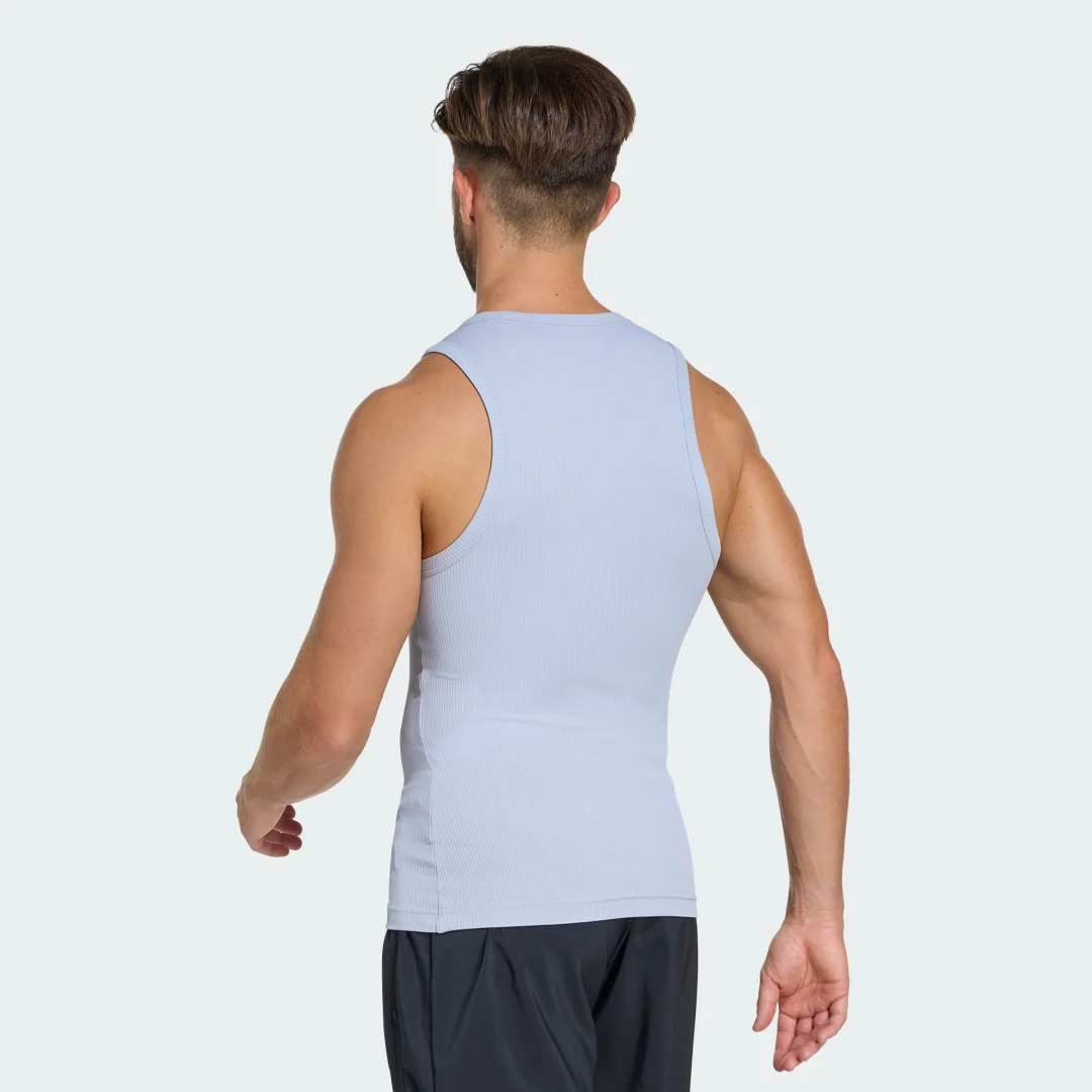 Detalle de Camiseta de entrenamiento sin mangas PrimeLift Essentials de Adidas (gris)