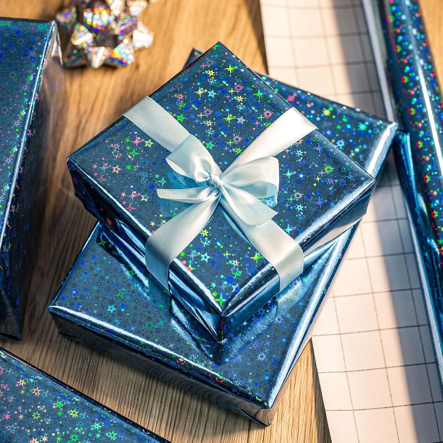 Thumbnail 1 de Wikadlik Blue Holographic Wrapping Paper with Cute Stars (43 cm x 10 m)