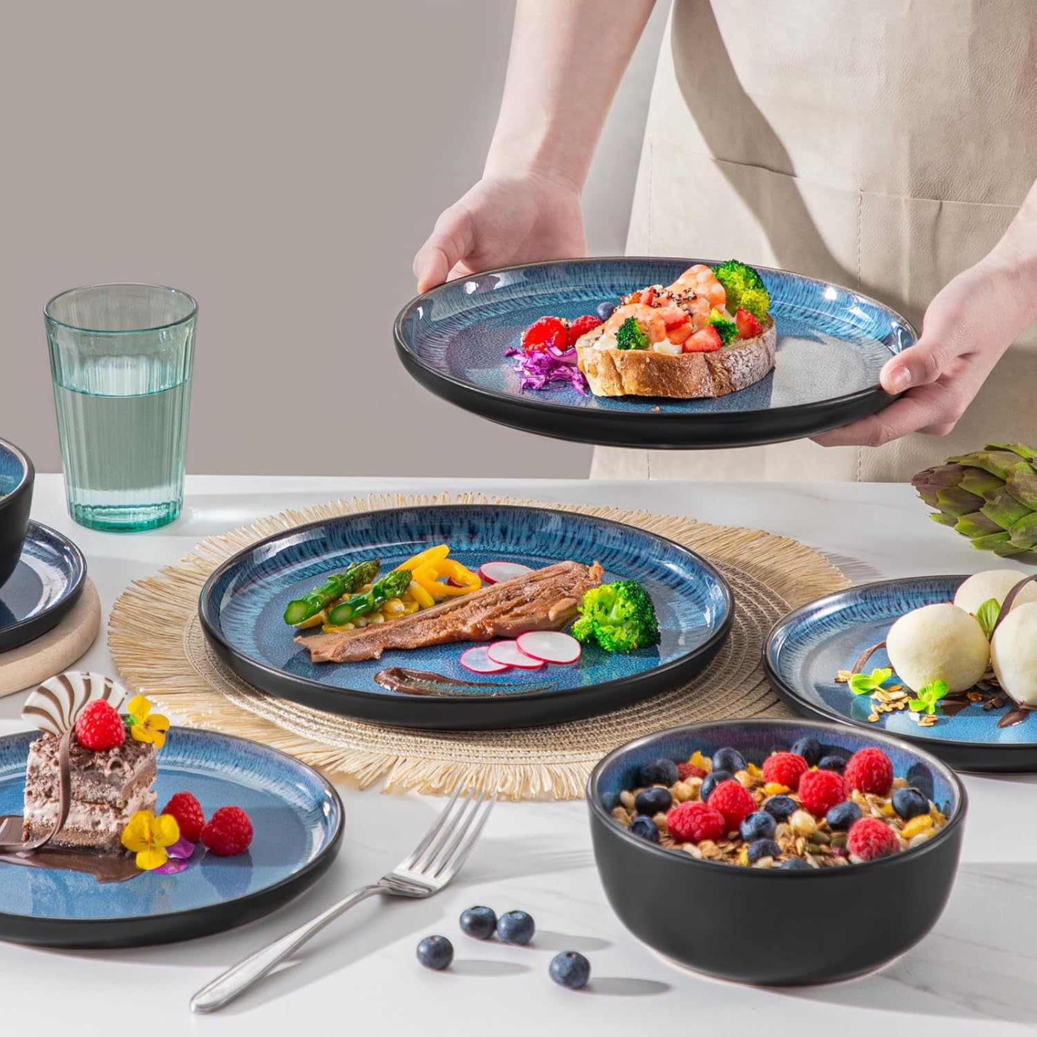 Detalle de Vancasso Playa Blue 18-piece Reactive Glaze Dinner Set for 6 (Mediterranean stoneware)
