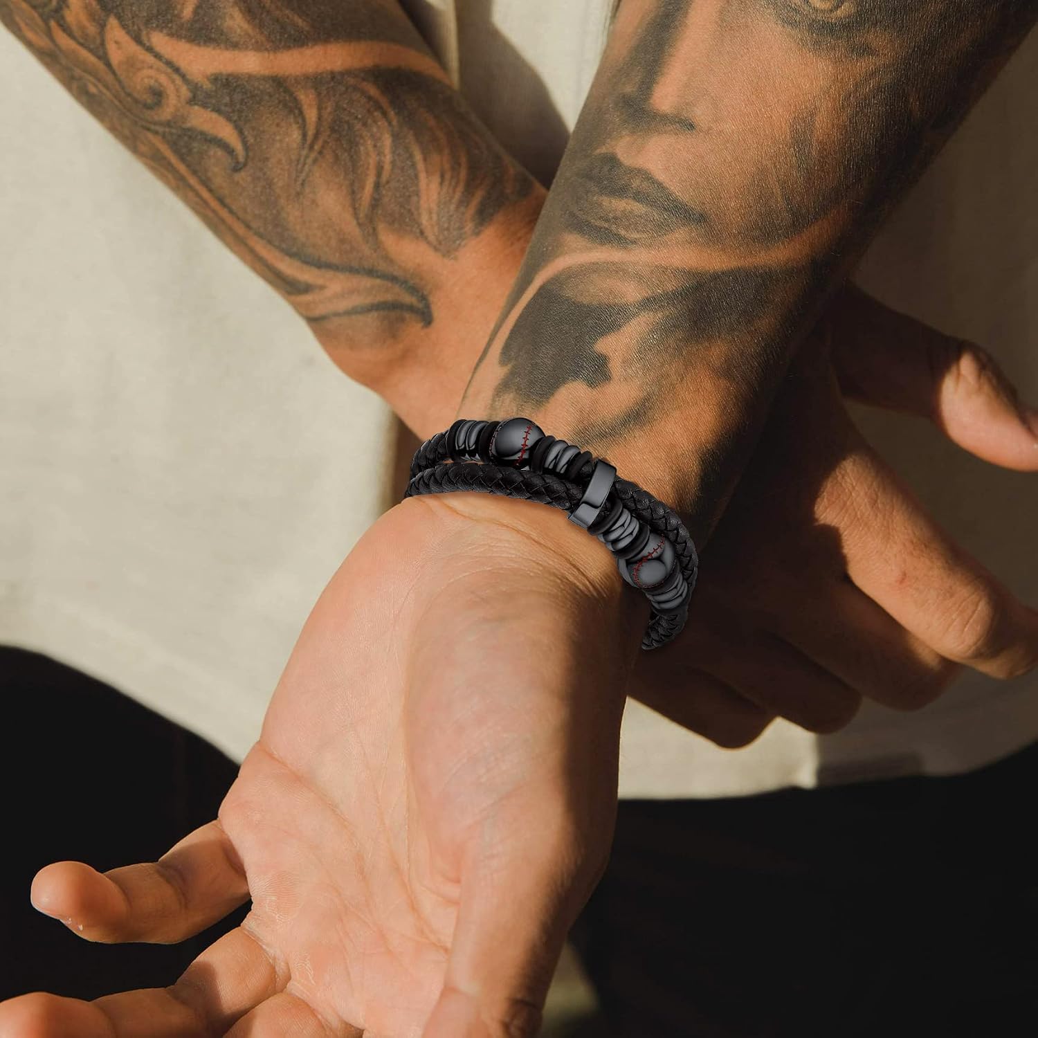 Detalle de Bestyle Lederarmband für Männer mit Edelstahl & Magnetverschluss (Gold/Silber/Schwarz) – Flechtarmband