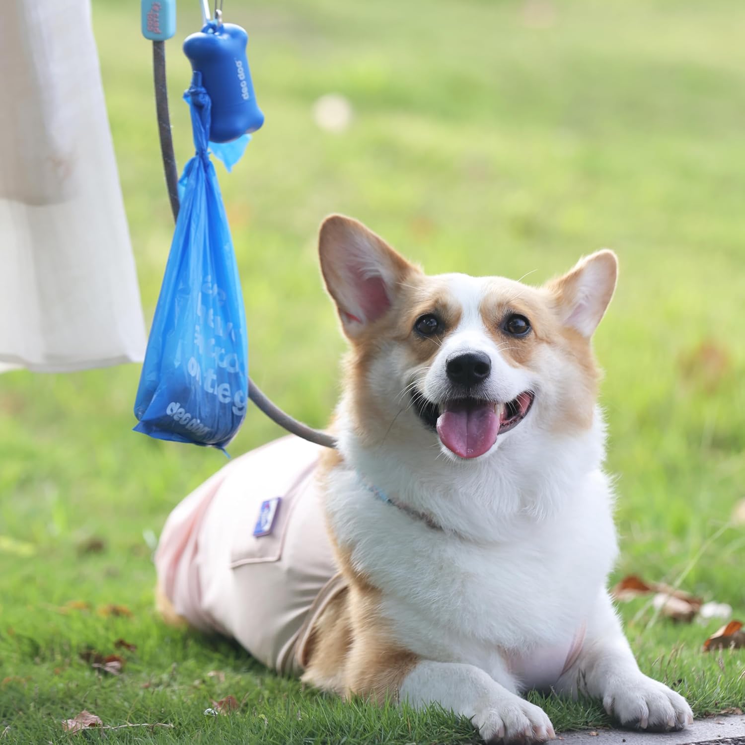 Detalle de Hundekotbeutel Biologisch Abbaubar mit Henkel und Spender – 108 Stück, Iris Duft, 50% erneuerbare Ressourcen