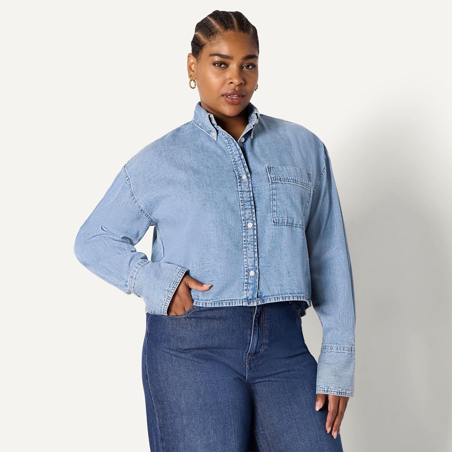 Thumbnail 5 de Amazon Essentials Women's (Demi's Pick) Modern Oversized-Fit Cropped Denim Button-Down Shirt
Amazon Essentials Women's (Demi's Pick) Modern Over…