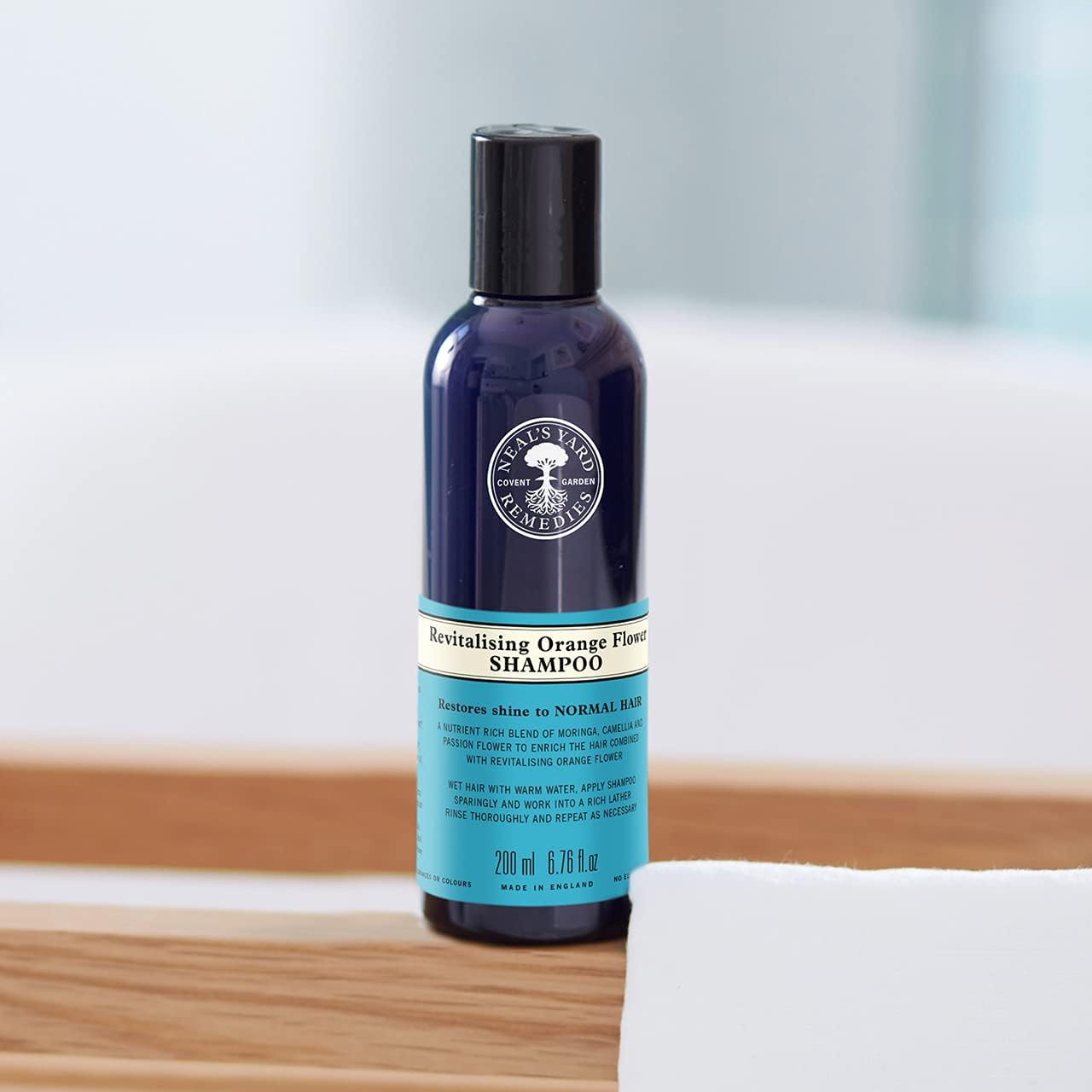 Detalle 1 de Neal's Yard Remedies Revitalising Orange Flower Shampoo