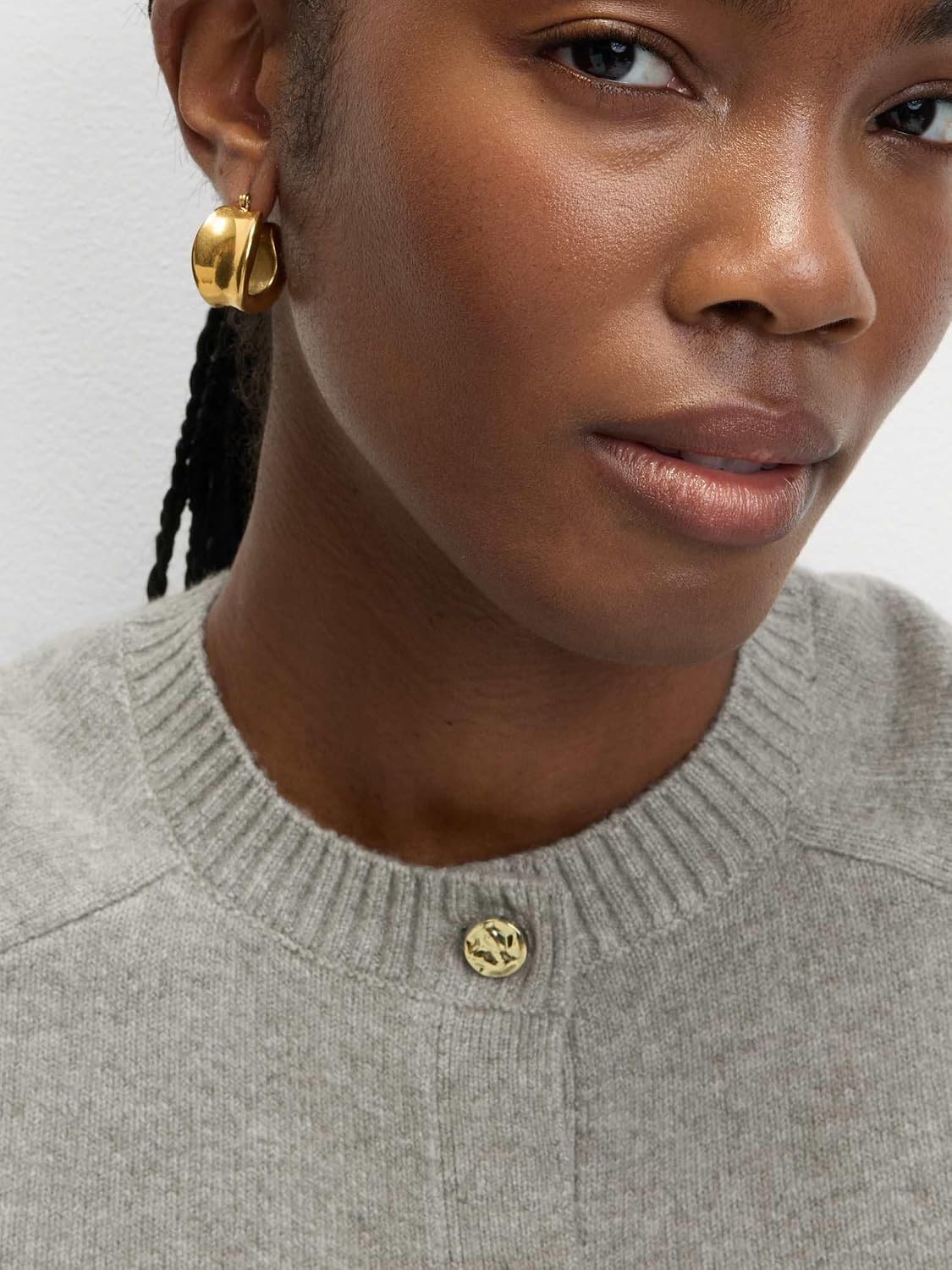 Detalle de Marks & Spencer Air Yarn kort damesvest met stretch, ronde hals en knopen