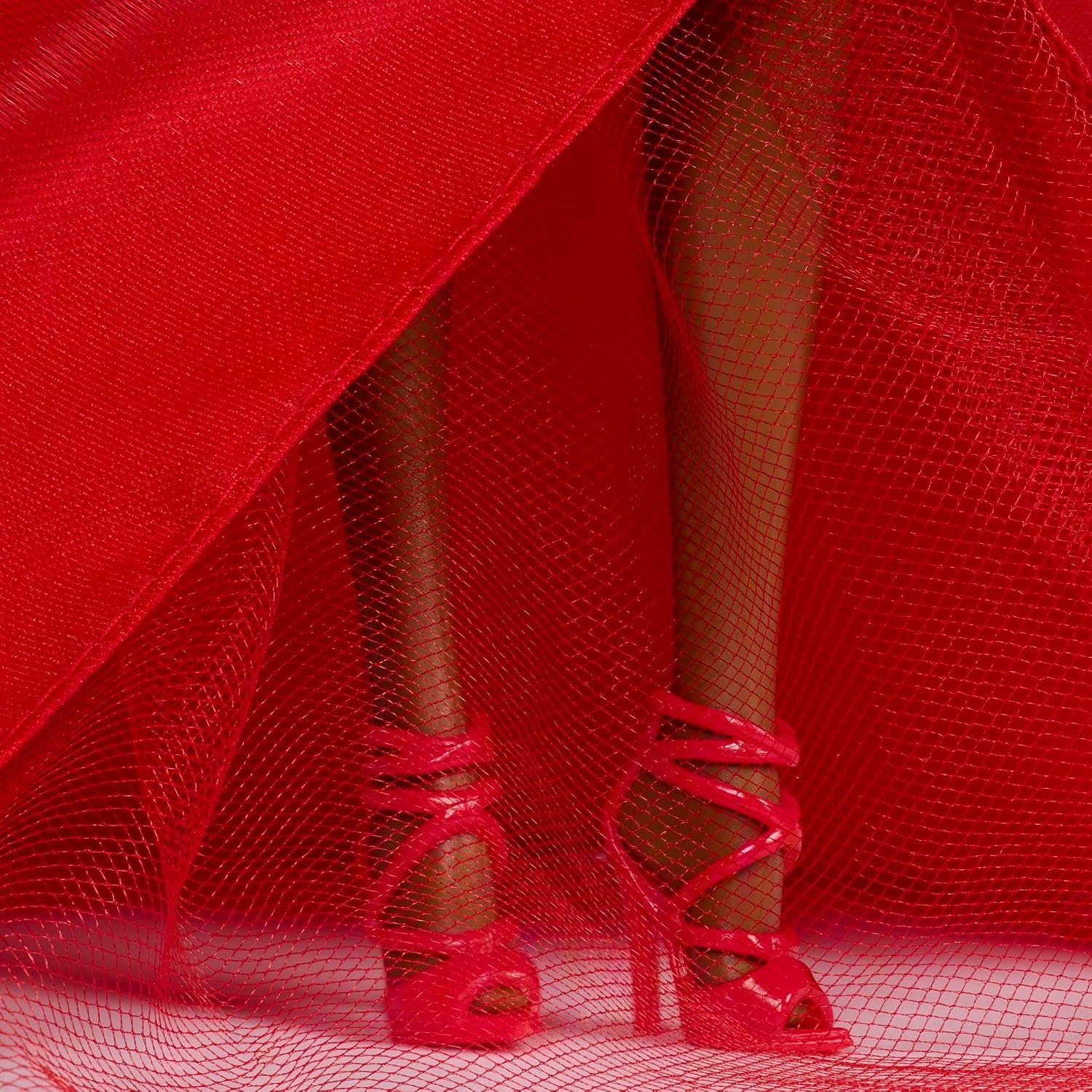 Detalle 2 de Barbie Signature JJX71 – świąteczna lalka 2026 w czerwonej sukni z kokardą